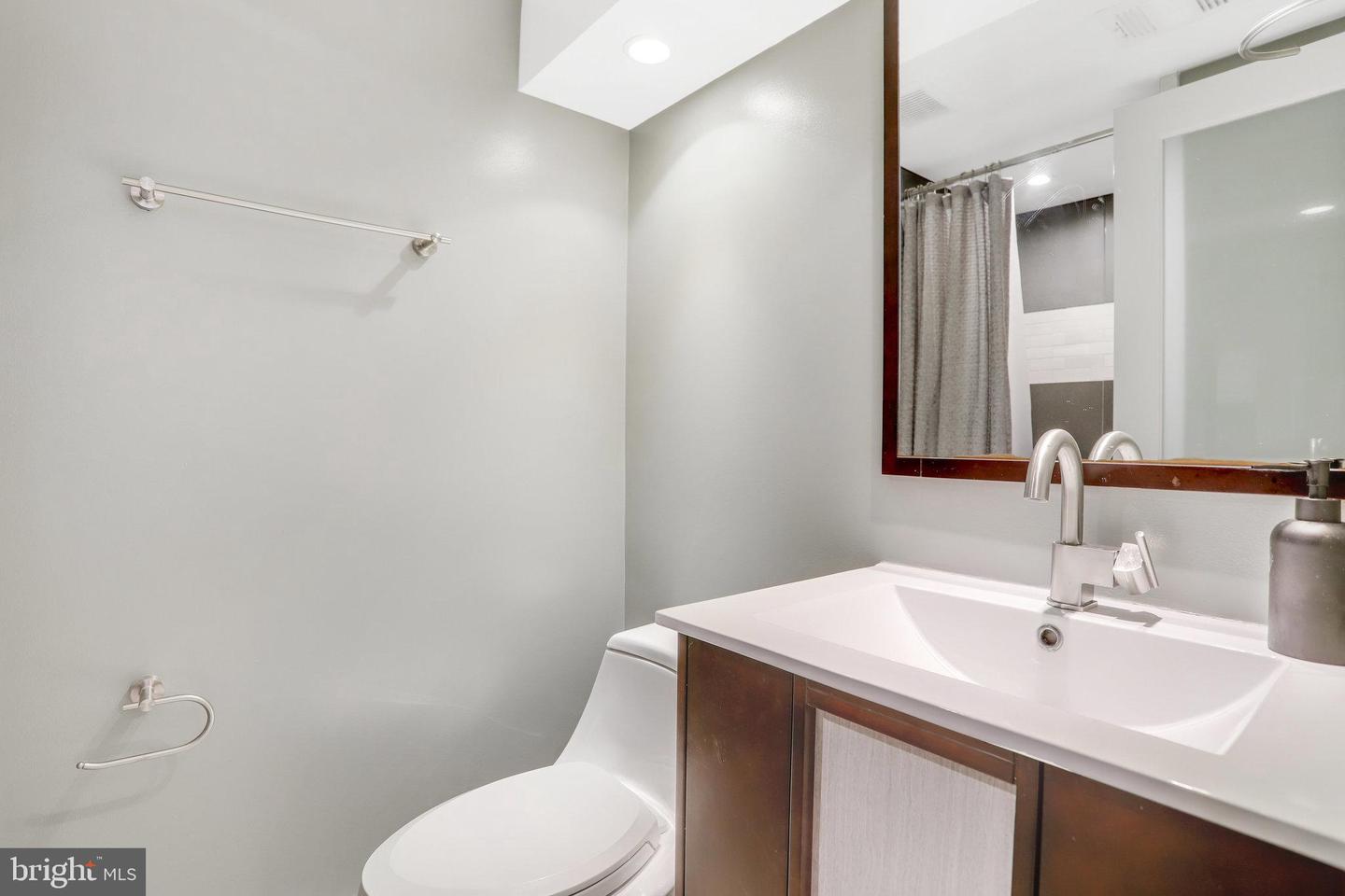 5-A CUSTIS AVE E, ALEXANDRIA, Virginia 22301, 3 Bedrooms Bedrooms, ,2 BathroomsBathrooms,Residential,For sale,5-A CUSTIS AVE E,VAAX2051080 MLS # VAAX2051080