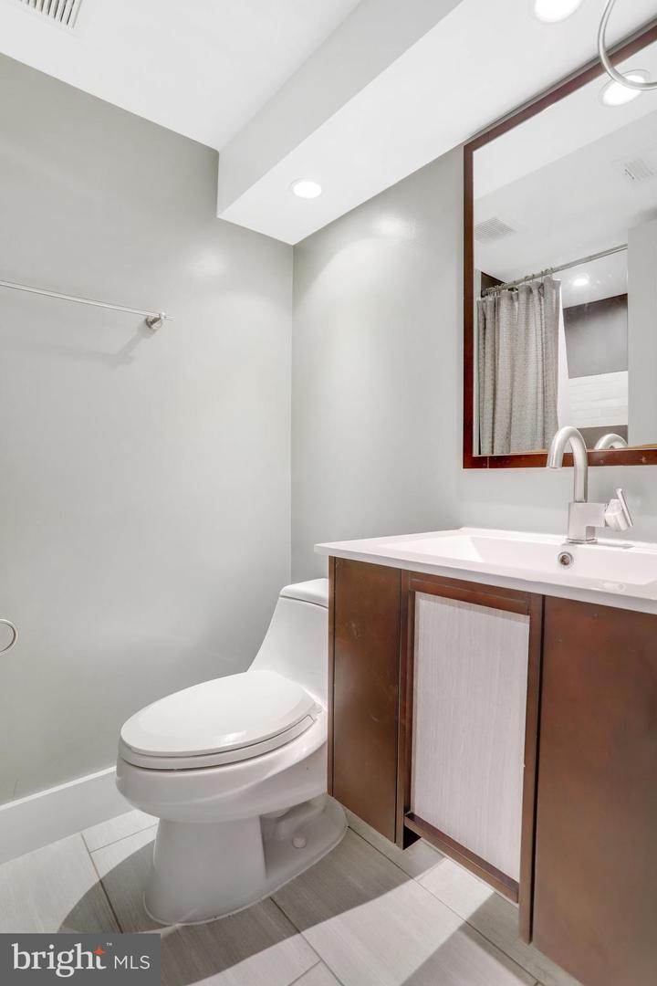 5-A CUSTIS AVE E, ALEXANDRIA, Virginia 22301, 3 Bedrooms Bedrooms, ,2 BathroomsBathrooms,Residential,For sale,5-A CUSTIS AVE E,VAAX2051080 MLS # VAAX2051080