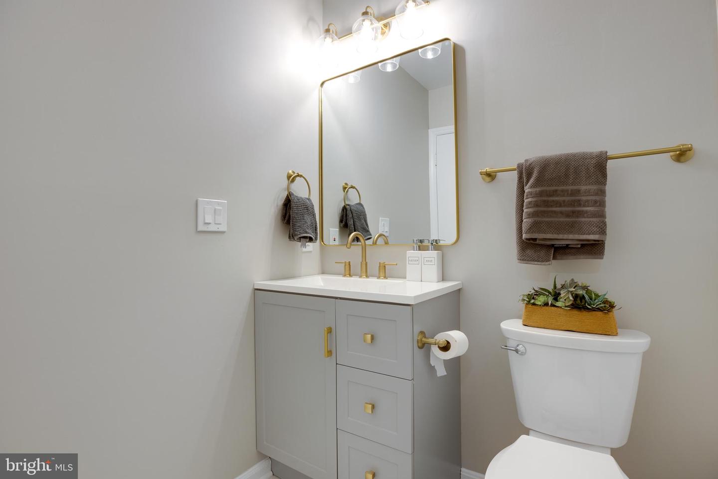 6080 DEER HILL CT, CENTREVILLE, Virginia 20121, 2 Bedrooms Bedrooms, ,1 BathroomBathrooms,Residential,For sale,6080 DEER HILL CT,VAFX2279006 MLS # VAFX2279006