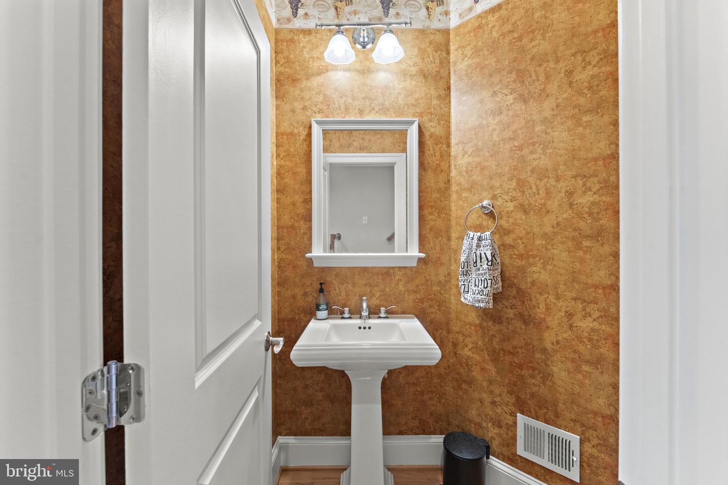 1815 POTOMAC GREENS DR, ALEXANDRIA, Virginia 22314, 4 Bedrooms Bedrooms, ,3 BathroomsBathrooms,Residential,For sale,1815 POTOMAC GREENS DR,VAAX2052000 MLS # VAAX2052000