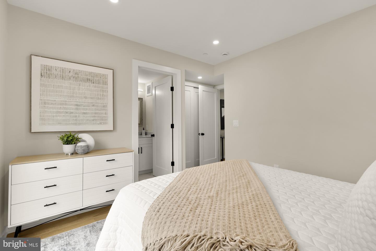 2606 41ST ST NW #6, WASHINGTON, District Of Columbia 20007, 2 Bedrooms Bedrooms, ,2 BathroomsBathrooms,Residential,For sale,2606 41ST ST NW #6,DCDC2233852 MLS # DCDC2233852