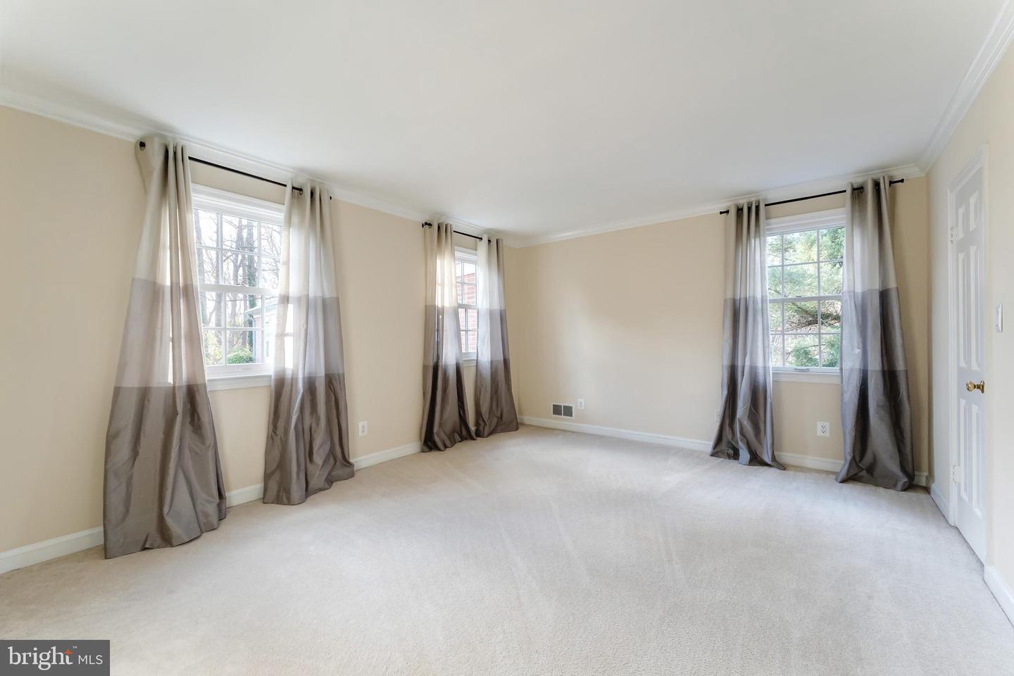 706 BLUEBERRY HILL RD, MCLEAN, Virginia 22101, 4 Bedrooms Bedrooms, ,4 BathroomsBathrooms,Residential,For sale,706 BLUEBERRY HILL RD,VAFX2274870 MLS # VAFX2274870