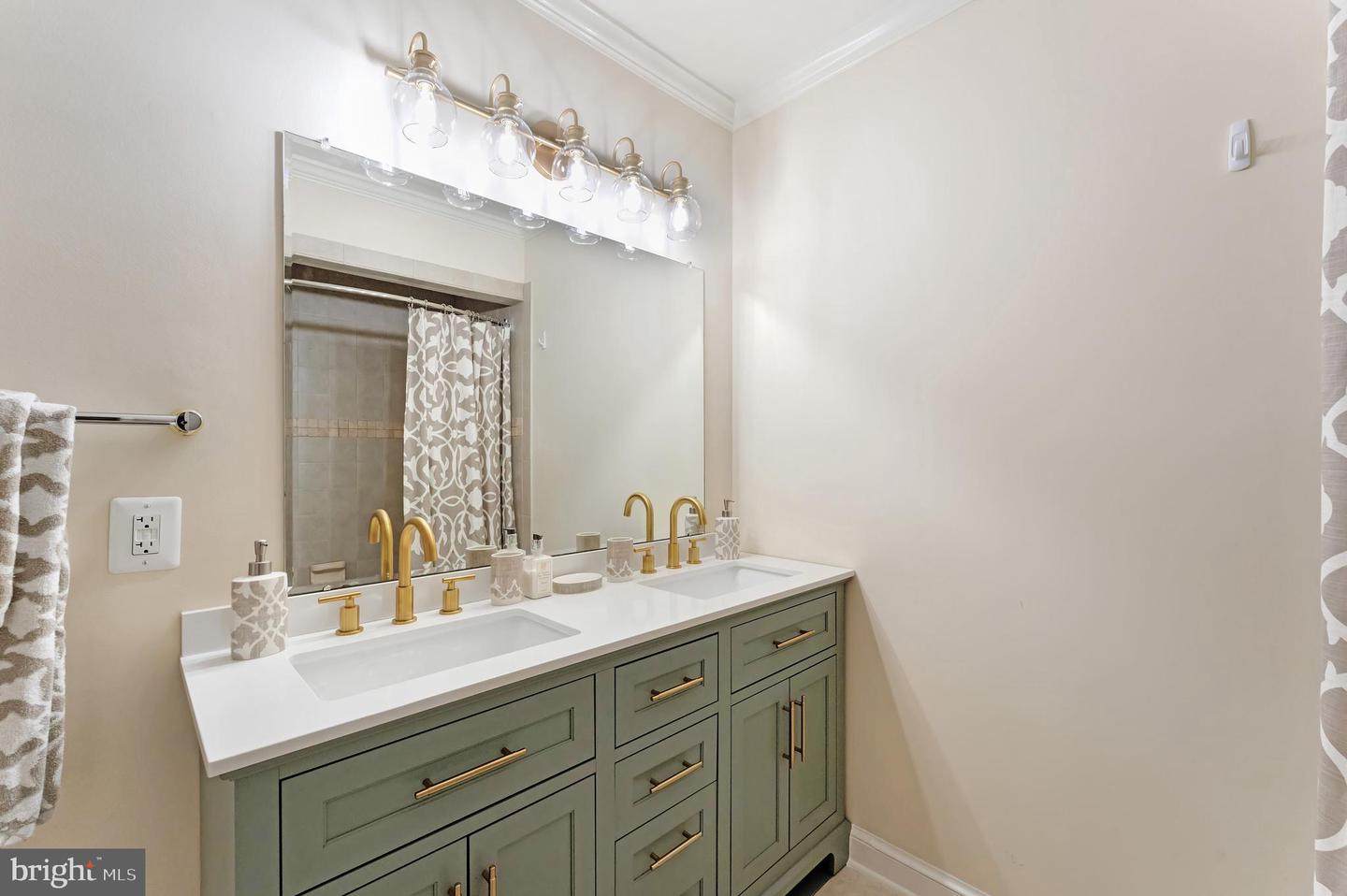 706 BLUEBERRY HILL RD, MCLEAN, Virginia 22101, 4 Bedrooms Bedrooms, ,4 BathroomsBathrooms,Residential,For sale,706 BLUEBERRY HILL RD,VAFX2274870 MLS # VAFX2274870