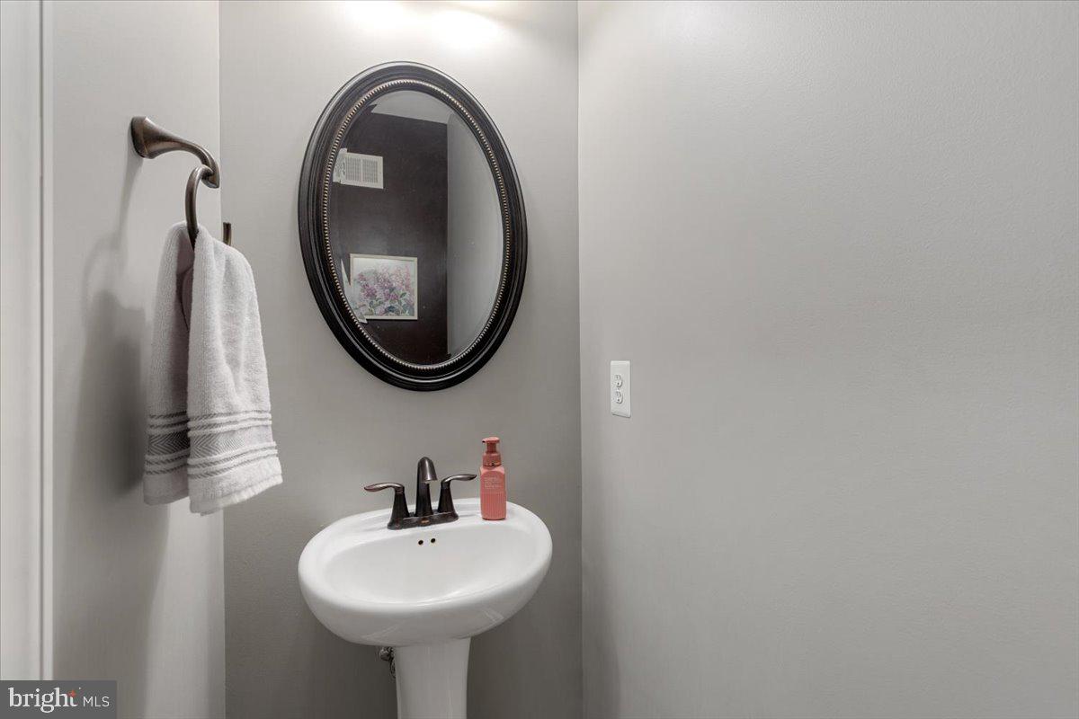 19461 XEROX DR, LEESBURG, Virginia 20176, 3 Bedrooms Bedrooms, 11 Rooms Rooms,2 BathroomsBathrooms,Residential,For sale,19461 XEROX DR,VALO2111906 MLS # VALO2111906