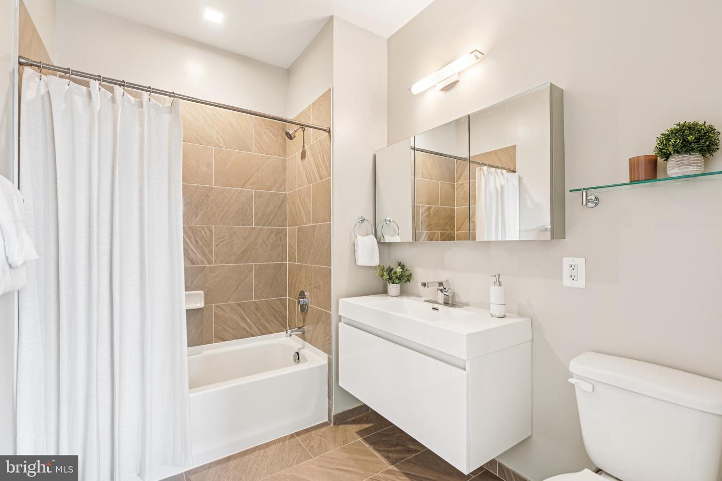 989 S BUCHANAN ST #225, ARLINGTON, Virginia 22204, 2 Bedrooms Bedrooms, 6 Rooms Rooms,2 BathroomsBathrooms,Residential,For sale,989 S BUCHANAN ST #225,VAAR2066584 MLS # VAAR2066584