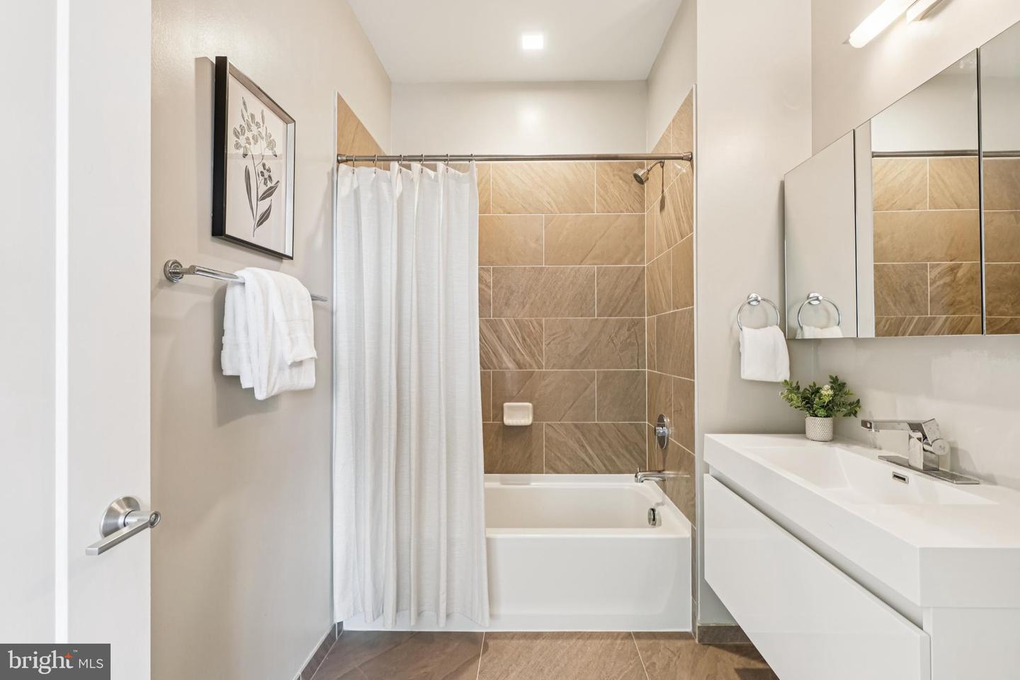 989 S BUCHANAN ST #225, ARLINGTON, Virginia 22204, 2 Bedrooms Bedrooms, 6 Rooms Rooms,2 BathroomsBathrooms,Residential,For sale,989 S BUCHANAN ST #225,VAAR2066584 MLS # VAAR2066584