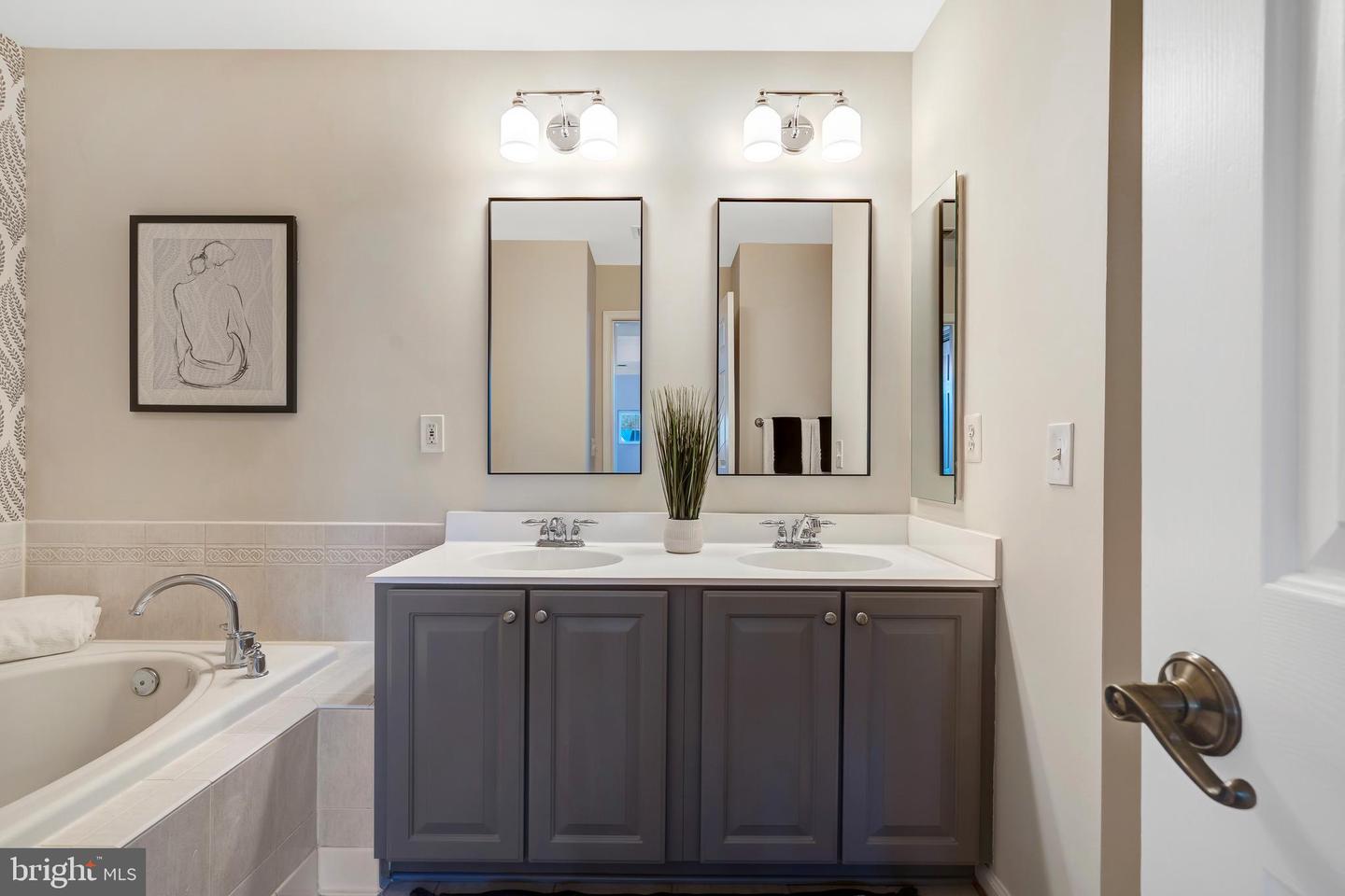 9237 OLD BEECH CT, LORTON, Virginia 22079, 4 Bedrooms Bedrooms, ,3 BathroomsBathrooms,Residential,For sale,9237 OLD BEECH CT,VAFX2278948 MLS # VAFX2278948