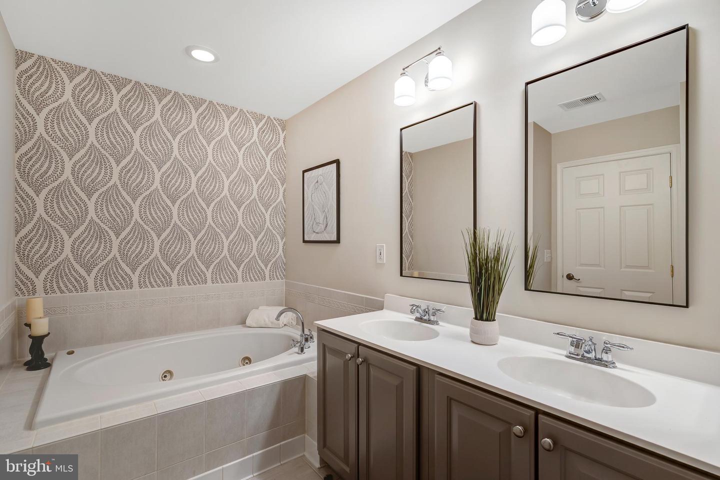 9237 OLD BEECH CT, LORTON, Virginia 22079, 4 Bedrooms Bedrooms, ,3 BathroomsBathrooms,Residential,For sale,9237 OLD BEECH CT,VAFX2278948 MLS # VAFX2278948