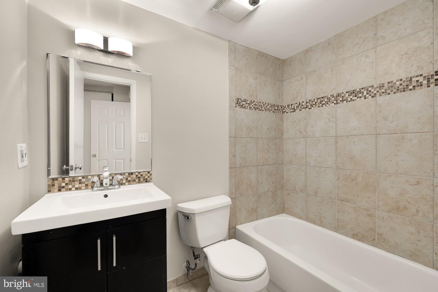 1239 VERMONT AVE NW #102, WASHINGTON, District Of Columbia 20005, 2 Bedrooms Bedrooms, ,2 BathroomsBathrooms,Residential,For sale,1239 VERMONT AVE NW #102,DCDC2233702 MLS # DCDC2233702