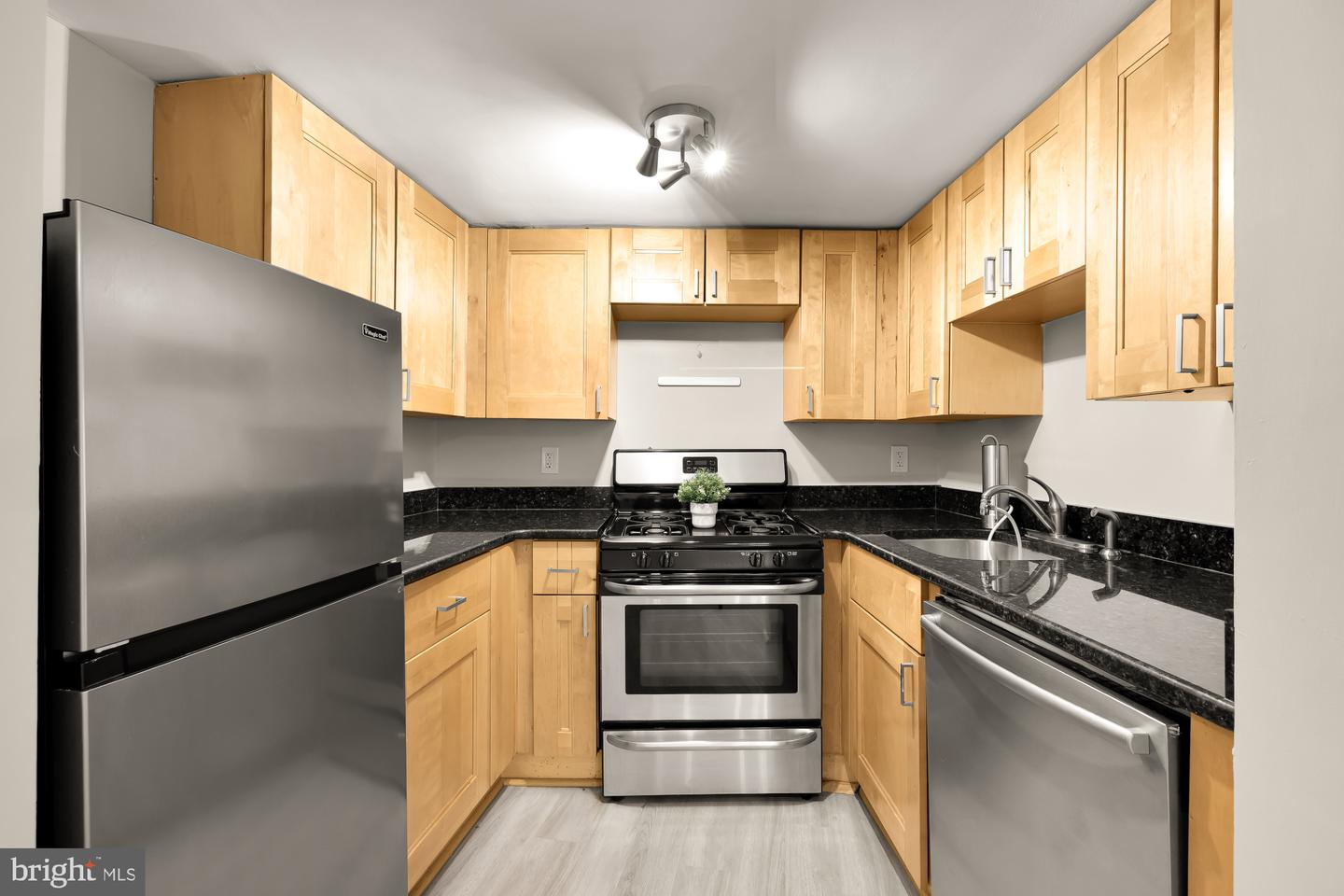 1239 VERMONT AVE NW #102, WASHINGTON, District Of Columbia 20005, 2 Bedrooms Bedrooms, ,2 BathroomsBathrooms,Residential,For sale,1239 VERMONT AVE NW #102,DCDC2233702 MLS # DCDC2233702