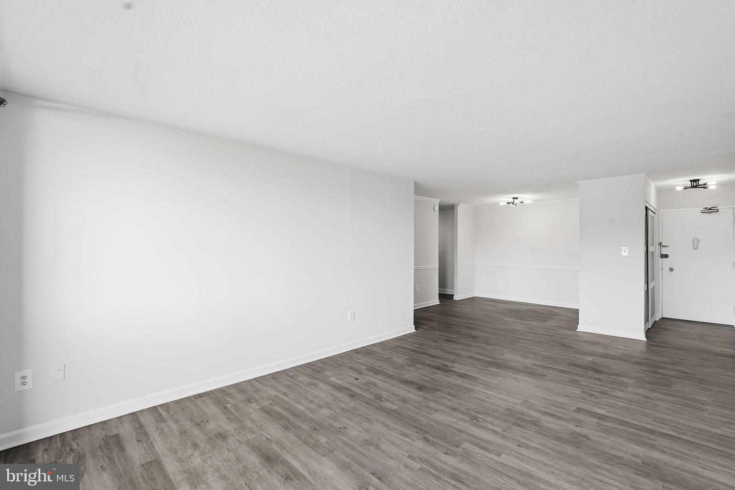 4600 S FOUR MILE RUN DR #613, ARLINGTON, Virginia 22204, 1 Bedroom Bedrooms, 5 Rooms Rooms,1 BathroomBathrooms,Residential,For sale,4600 S FOUR MILE RUN DR #613,VAAR2066620 MLS # VAAR2066620