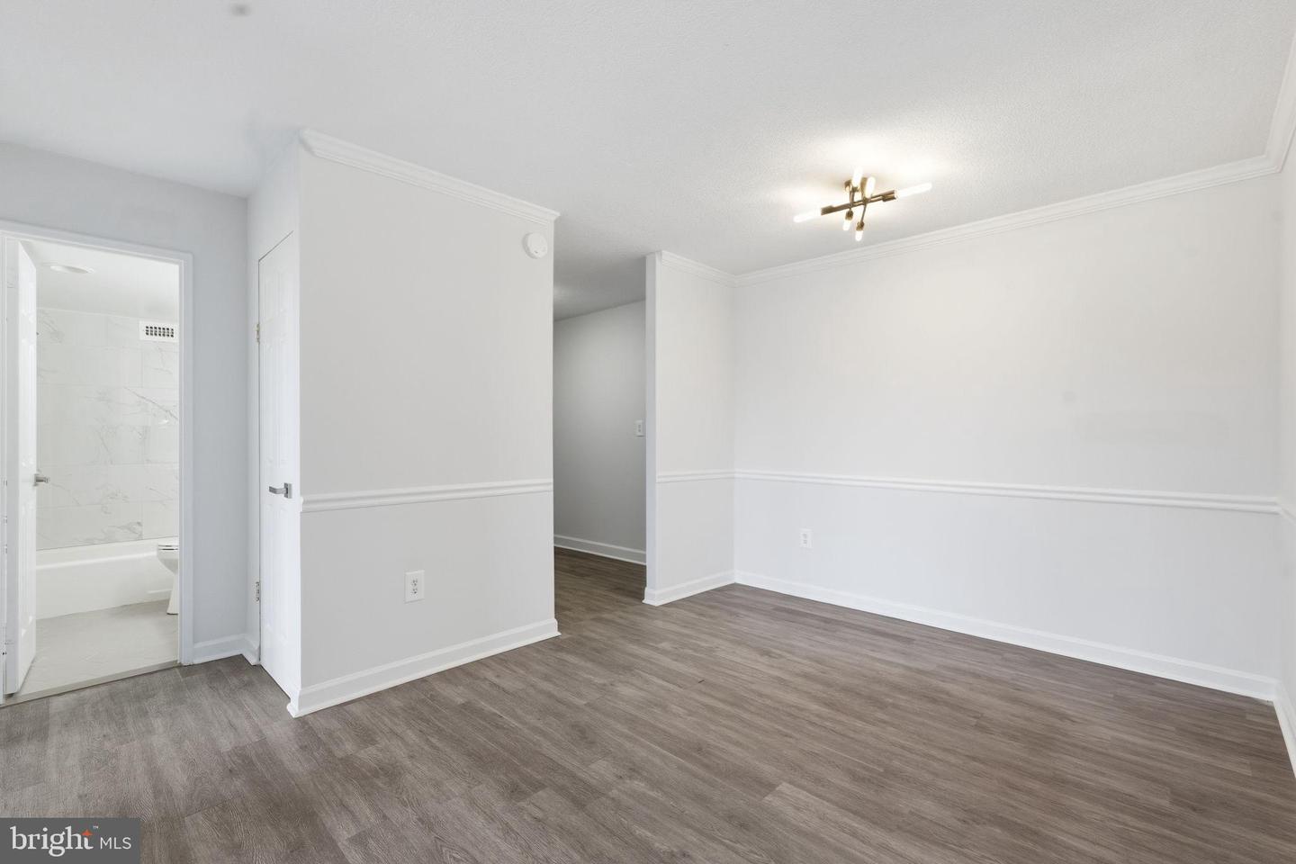 4600 S FOUR MILE RUN DR #613, ARLINGTON, Virginia 22204, 1 Bedroom Bedrooms, 5 Rooms Rooms,1 BathroomBathrooms,Residential,For sale,4600 S FOUR MILE RUN DR #613,VAAR2066620 MLS # VAAR2066620