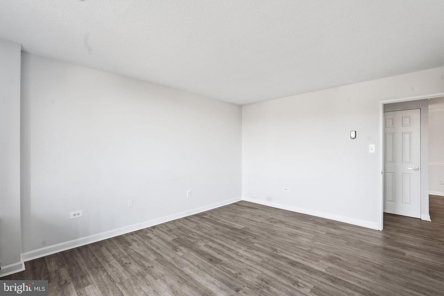 4600 S FOUR MILE RUN DR #613, ARLINGTON, Virginia 22204, 1 Bedroom Bedrooms, 5 Rooms Rooms,1 BathroomBathrooms,Residential,For sale,4600 S FOUR MILE RUN DR #613,VAAR2066620 MLS # VAAR2066620