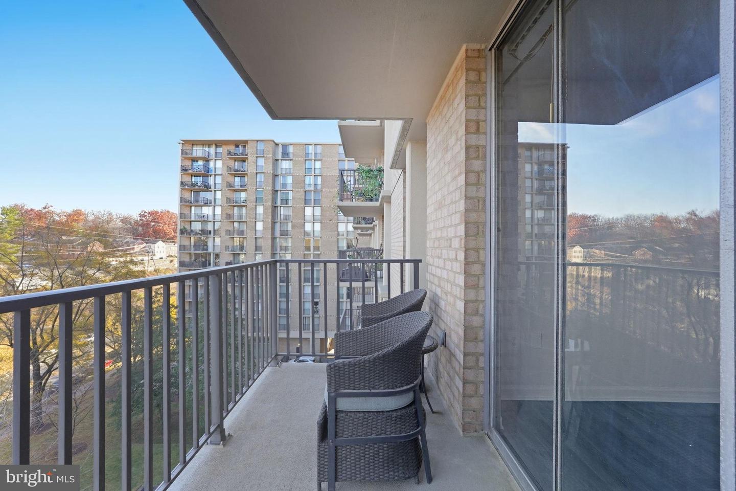 4600 S FOUR MILE RUN DR #613, ARLINGTON, Virginia 22204, 1 Bedroom Bedrooms, 5 Rooms Rooms,1 BathroomBathrooms,Residential,For sale,4600 S FOUR MILE RUN DR #613,VAAR2066620 MLS # VAAR2066620