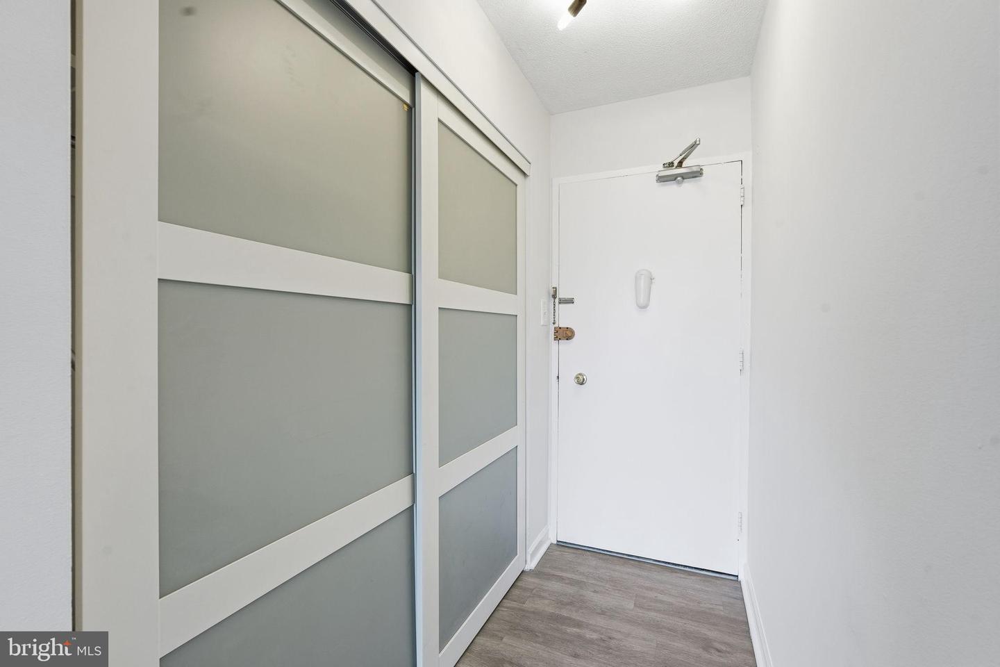 4600 S FOUR MILE RUN DR #613, ARLINGTON, Virginia 22204, 1 Bedroom Bedrooms, 5 Rooms Rooms,1 BathroomBathrooms,Residential,For sale,4600 S FOUR MILE RUN DR #613,VAAR2066620 MLS # VAAR2066620