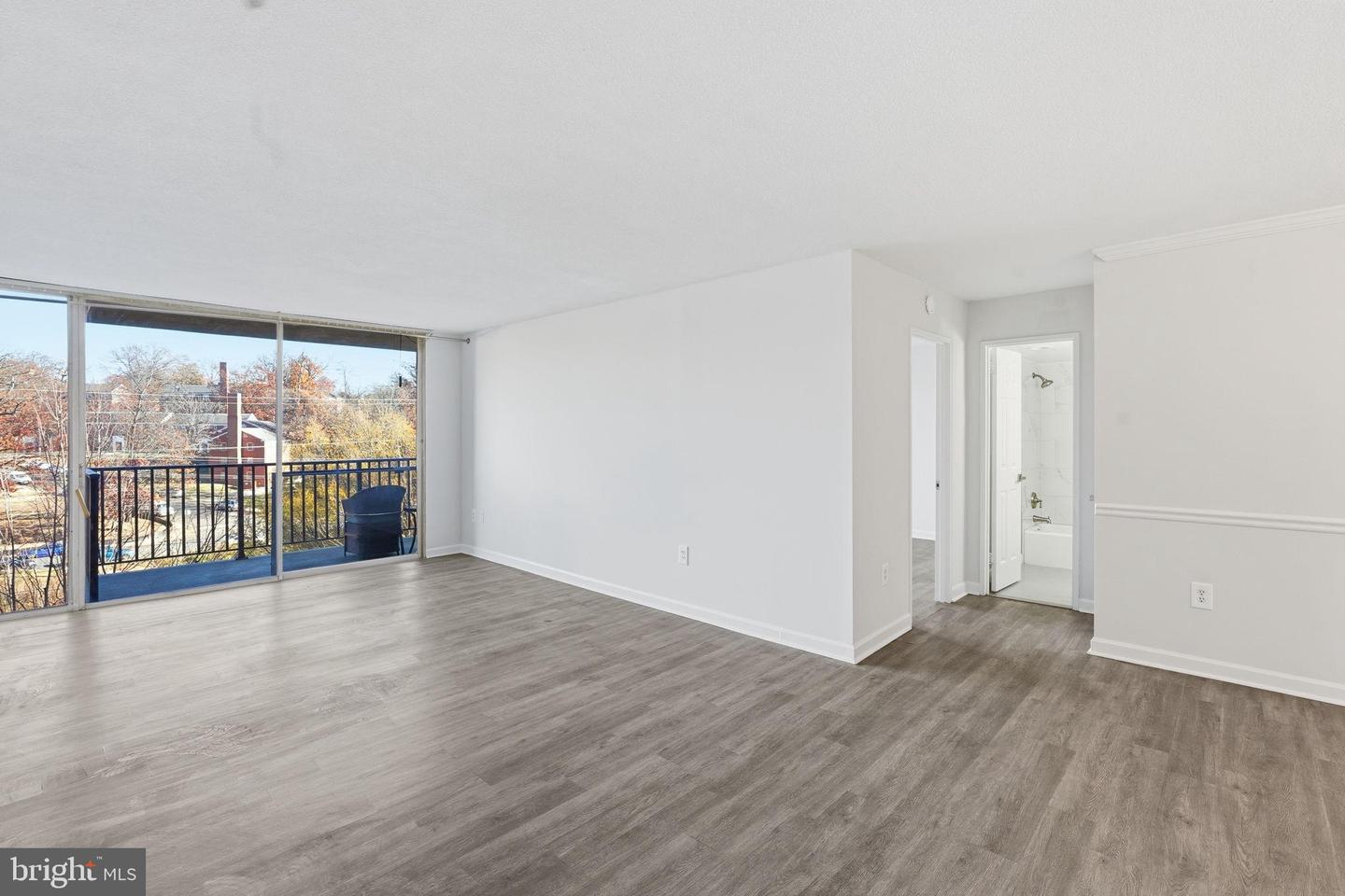 4600 S FOUR MILE RUN DR #613, ARLINGTON, Virginia 22204, 1 Bedroom Bedrooms, 5 Rooms Rooms,1 BathroomBathrooms,Residential,For sale,4600 S FOUR MILE RUN DR #613,VAAR2066620 MLS # VAAR2066620