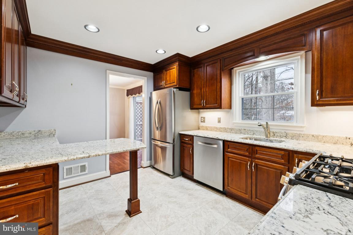 11977 WILLIAM AND MARY CIR, WOODBRIDGE, Virginia 22192, 4 Bedrooms Bedrooms, 8 Rooms Rooms,3 BathroomsBathrooms,Residential,For sale,11977 WILLIAM AND MARY CIR,VAPW2105094 MLS # VAPW2105094