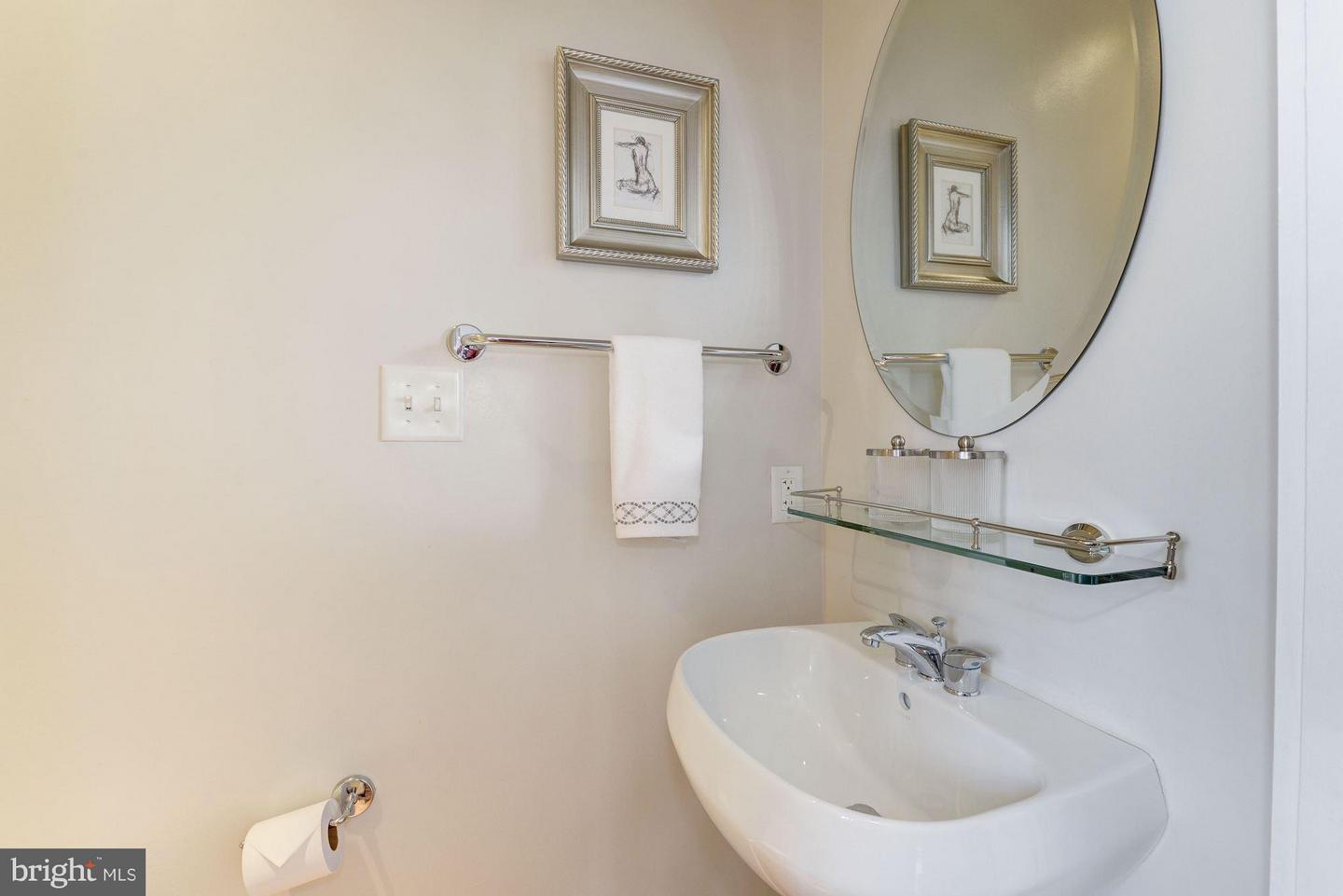 1662 N QUINN ST N, ARLINGTON, Virginia 22209, 4 Bedrooms Bedrooms, ,2 BathroomsBathrooms,Residential,For sale,1662 N QUINN ST N,VAAR2066464 MLS # VAAR2066464