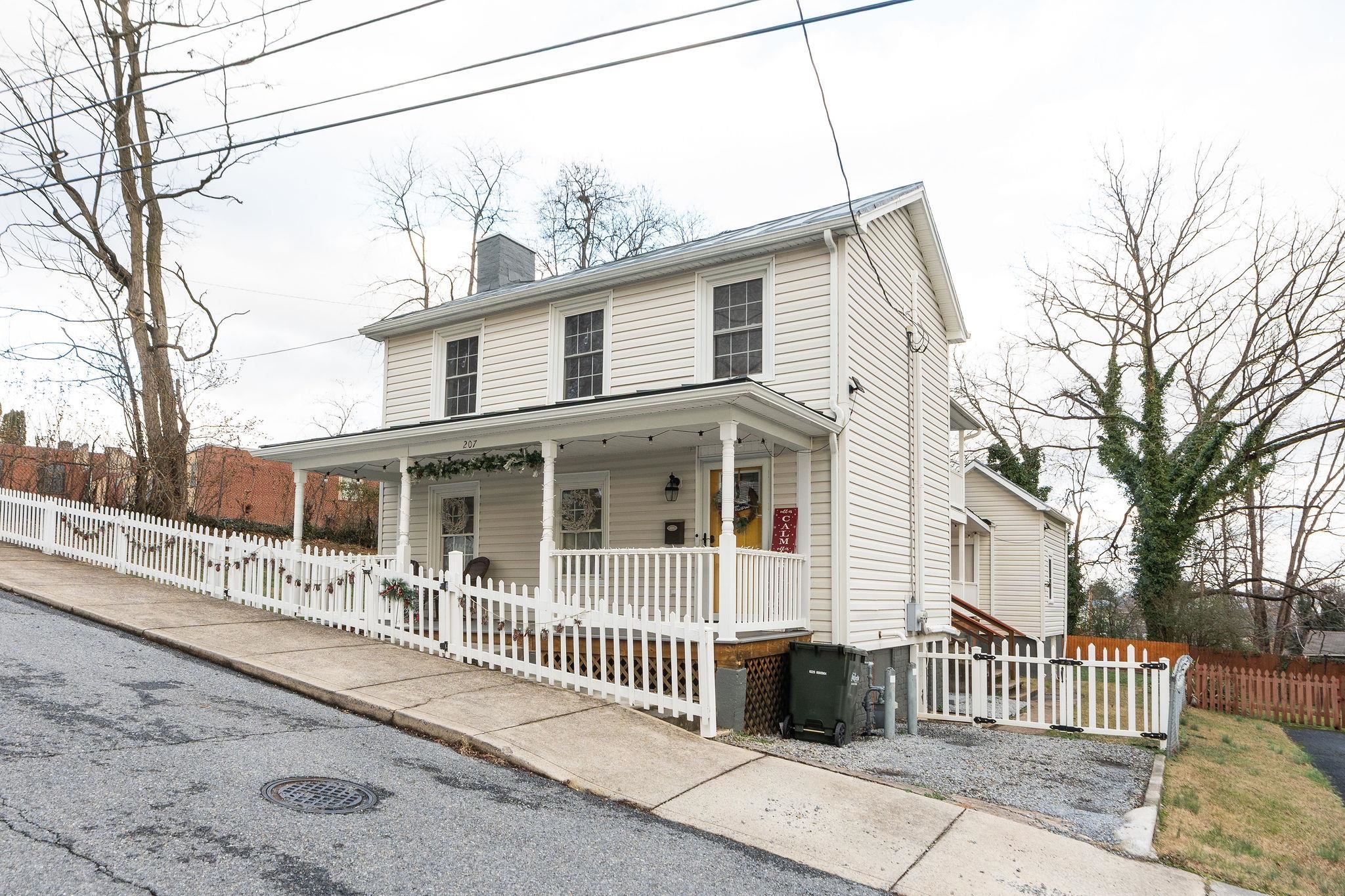 207 RESERVOIR ST, STAUNTON, Virginia 24401, 3 Bedrooms Bedrooms, ,1 BathroomBathrooms,Residential,207 RESERVOIR ST,671688 MLS # 671688 207 RESERVOIR ST, STAUNTON, Virginia 24401, 3 Bedrooms Bedrooms, ,1 BathroomBathrooms,Residential,207 RESERVOIR ST,671688 MLS # 671688