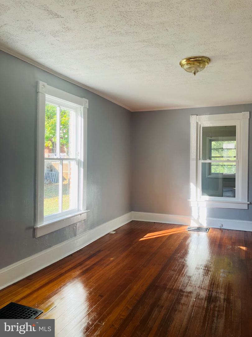 20 W CLIFFORD ST, WINCHESTER, Virginia 22601, 3 Bedrooms Bedrooms, 5 Rooms Rooms,1 BathroomBathrooms,Residential,For sale,20 W CLIFFORD ST,VAWI2009578 MLS # VAWI2009578 20 W CLIFFORD ST, WINCHESTER, Virginia 22601, 3 Bedrooms Bedrooms, 5 Rooms Rooms,1 BathroomBathrooms,Residential,For sale,20 W CLIFFORD ST,VAWI2009578 MLS # VAWI2009578