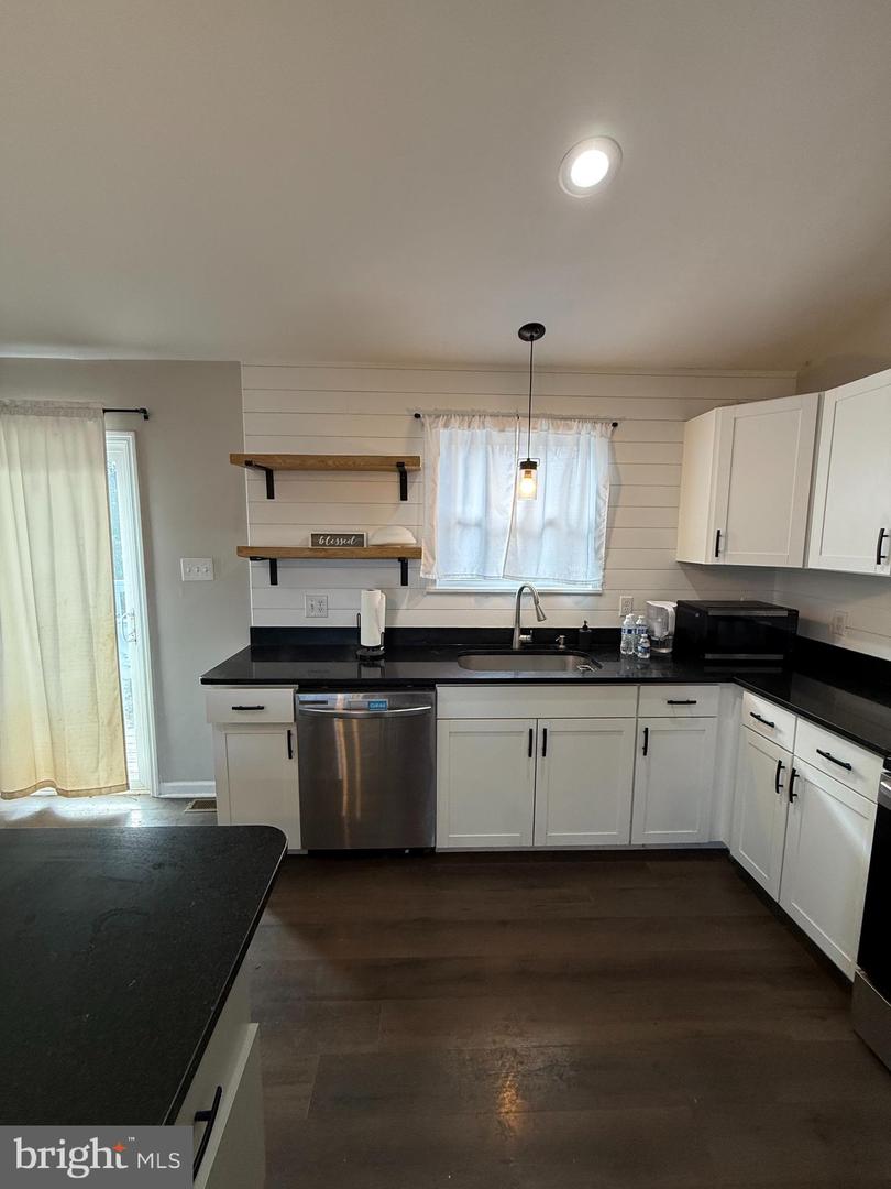 1220 LAKEVIEW DR, CROSS JUNCTION, Virginia 22625, 5 Bedrooms Bedrooms, ,2 BathroomsBathrooms,Residential,For sale,1220 LAKEVIEW DR,VAFV2038364 MLS # VAFV2038364