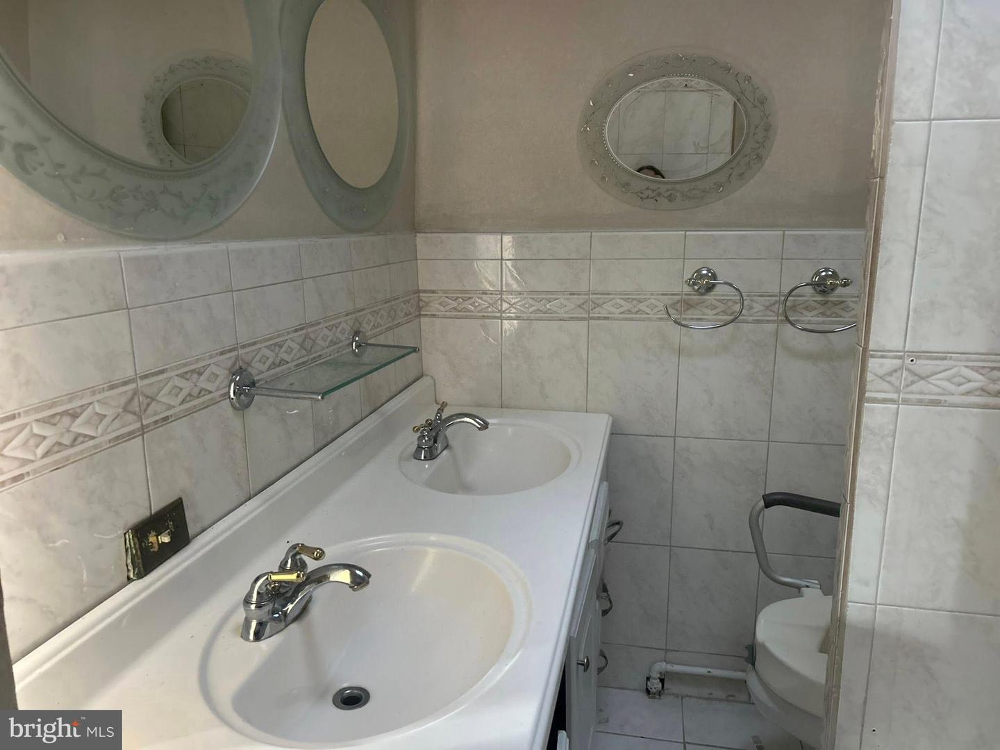 118 V ST NE, WASHINGTON, District Of Columbia 20002, 4 Bedrooms Bedrooms, ,2 BathroomsBathrooms,Residential,For sale,118 V ST NE,DCDC2234396 MLS # DCDC2234396