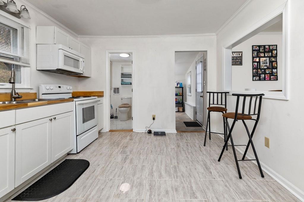 1623 E MAIN ST, WAYNESBORO, Virginia 22980, 2 Bedrooms Bedrooms, ,1 BathroomBathrooms,Residential,1623 E MAIN ST,671738 MLS # 671738 1623 E MAIN ST, WAYNESBORO, Virginia 22980, 2 Bedrooms Bedrooms, ,1 BathroomBathrooms,Residential,1623 E MAIN ST,671738 MLS # 671738