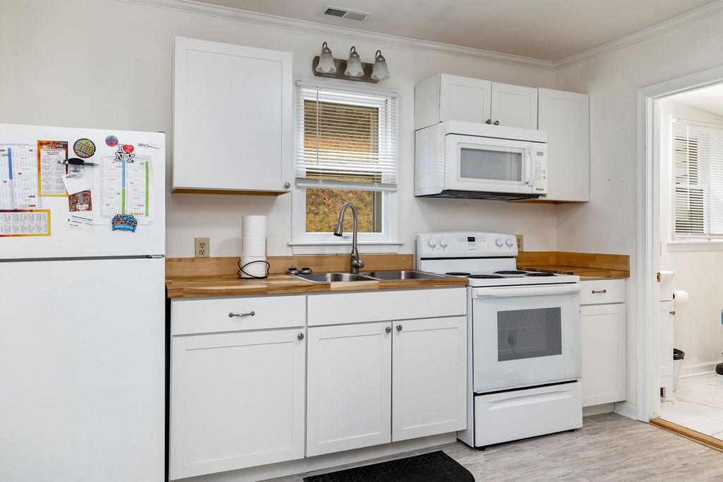 1623 E MAIN ST, WAYNESBORO, Virginia 22980, 2 Bedrooms Bedrooms, ,1 BathroomBathrooms,Residential,1623 E MAIN ST,671738 MLS # 671738 1623 E MAIN ST, WAYNESBORO, Virginia 22980, 2 Bedrooms Bedrooms, ,1 BathroomBathrooms,Residential,1623 E MAIN ST,671738 MLS # 671738