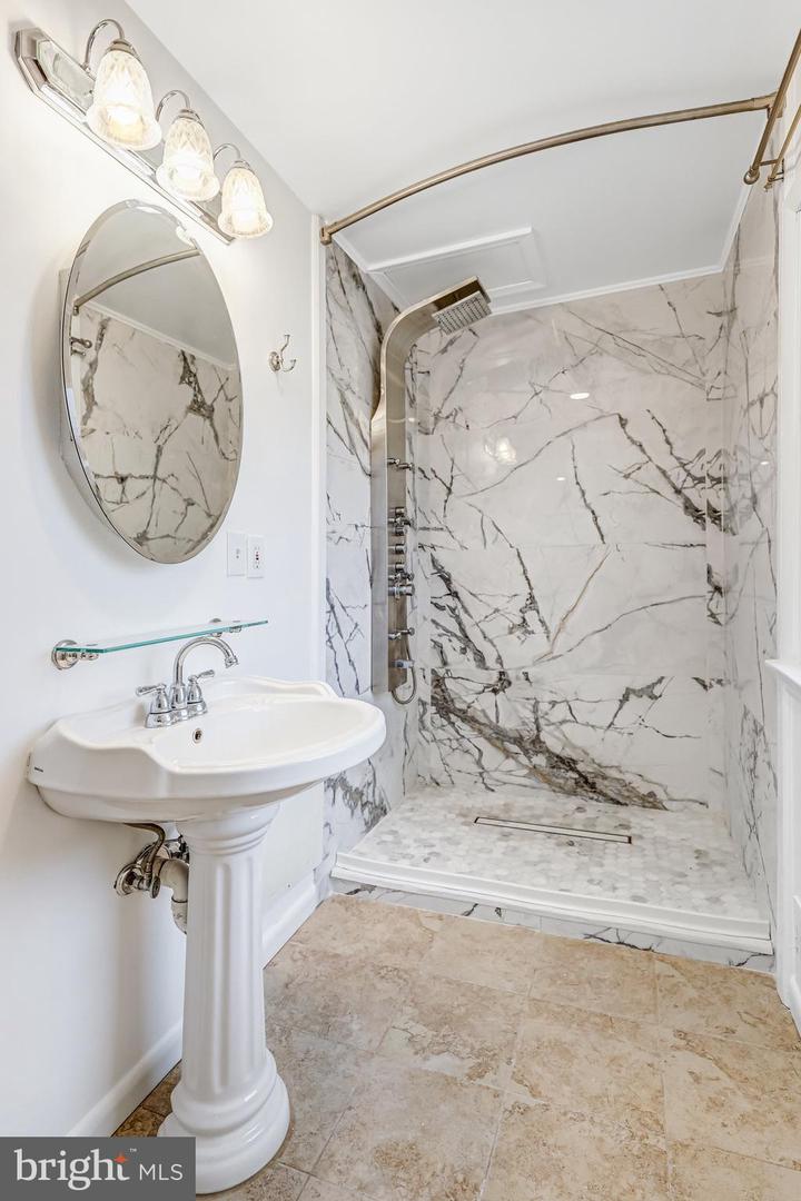 6408 MARYVIEW ST, ALEXANDRIA, Virginia 22310, 4 Bedrooms Bedrooms, ,3 BathroomsBathrooms,Residential,For sale,6408 MARYVIEW ST,VAFX2276798 MLS # VAFX2276798