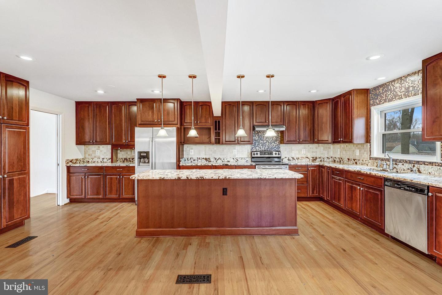 6408 MARYVIEW ST, ALEXANDRIA, Virginia 22310, 4 Bedrooms Bedrooms, ,3 BathroomsBathrooms,Residential,For sale,6408 MARYVIEW ST,VAFX2276798 MLS # VAFX2276798