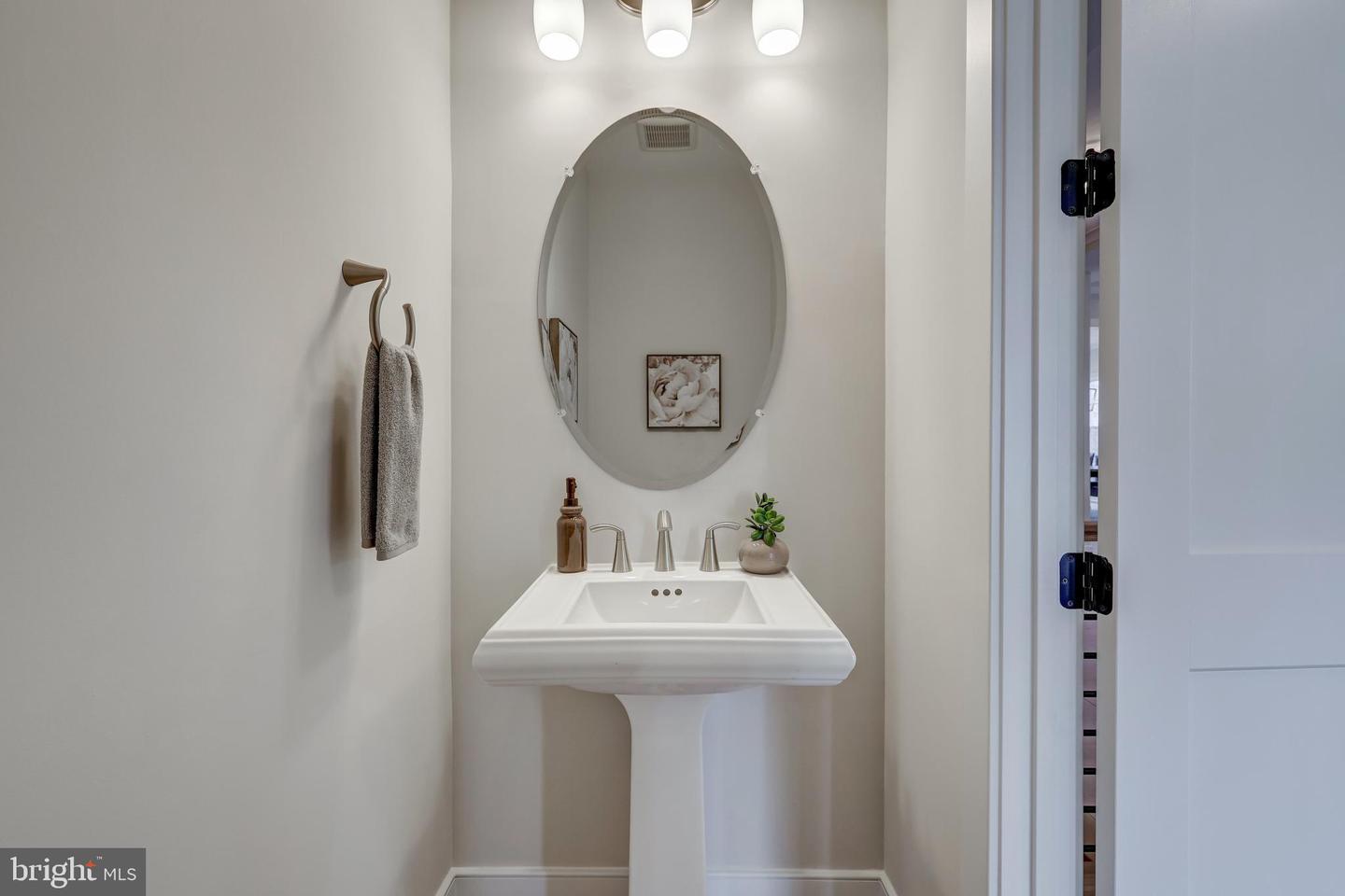 903 HILLCREST DR SW, VIENNA, Virginia 22180, 6 Bedrooms Bedrooms, ,5 BathroomsBathrooms,Residential,For sale,903 HILLCREST DR SW,VAFX2280040 MLS # VAFX2280040 903 HILLCREST DR SW, VIENNA, Virginia 22180, 6 Bedrooms Bedrooms, ,5 BathroomsBathrooms,Residential,For sale,903 HILLCREST DR SW,VAFX2280040 MLS # VAFX2280040