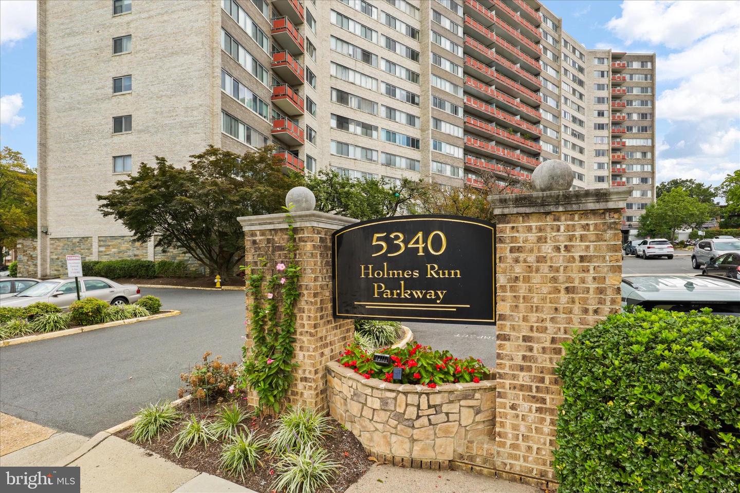 5340 HOLMES RUN PKWY #904, ALEXANDRIA, Virginia 22304, 2 Bedrooms Bedrooms, ,2 BathroomsBathrooms,Residential,For sale,5340 HOLMES RUN PKWY #904,VAAX2052066 MLS # VAAX2052066