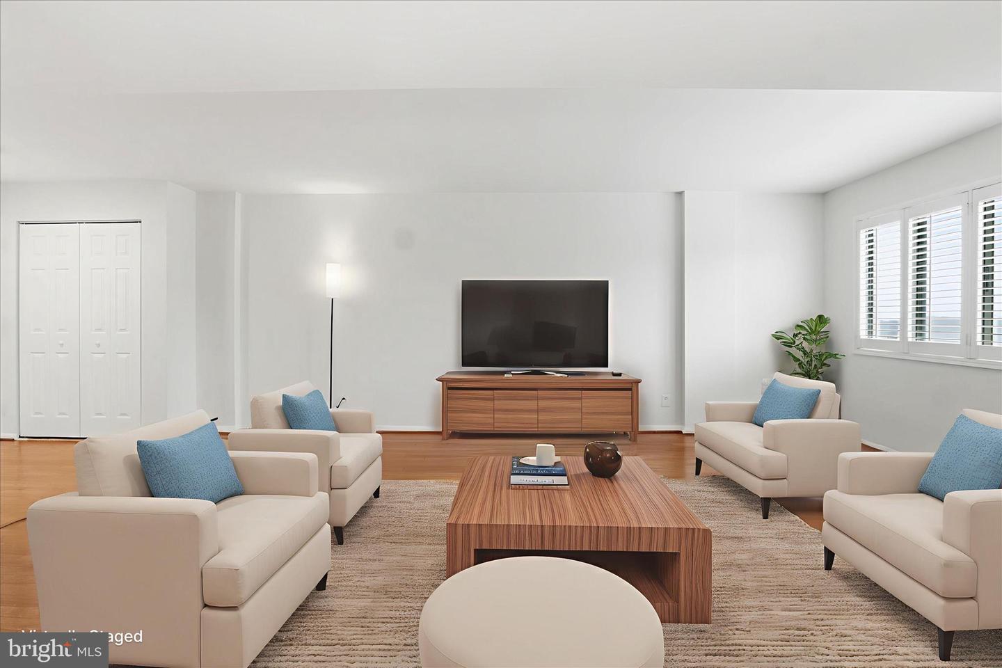 5340 HOLMES RUN PKWY #904, ALEXANDRIA, Virginia 22304, 2 Bedrooms Bedrooms, ,2 BathroomsBathrooms,Residential,For sale,5340 HOLMES RUN PKWY #904,VAAX2052066 MLS # VAAX2052066