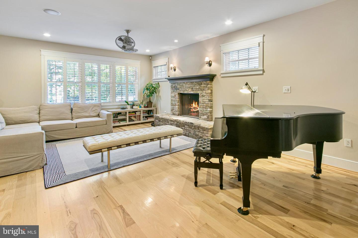 1005-A LINCOLN AVE, FALLS CHURCH, Virginia 22046, 5 Bedrooms Bedrooms, 22 Rooms Rooms,4 BathroomsBathrooms,Residential,For sale,1005-A LINCOLN AVE,VAFA2003328 MLS # VAFA2003328