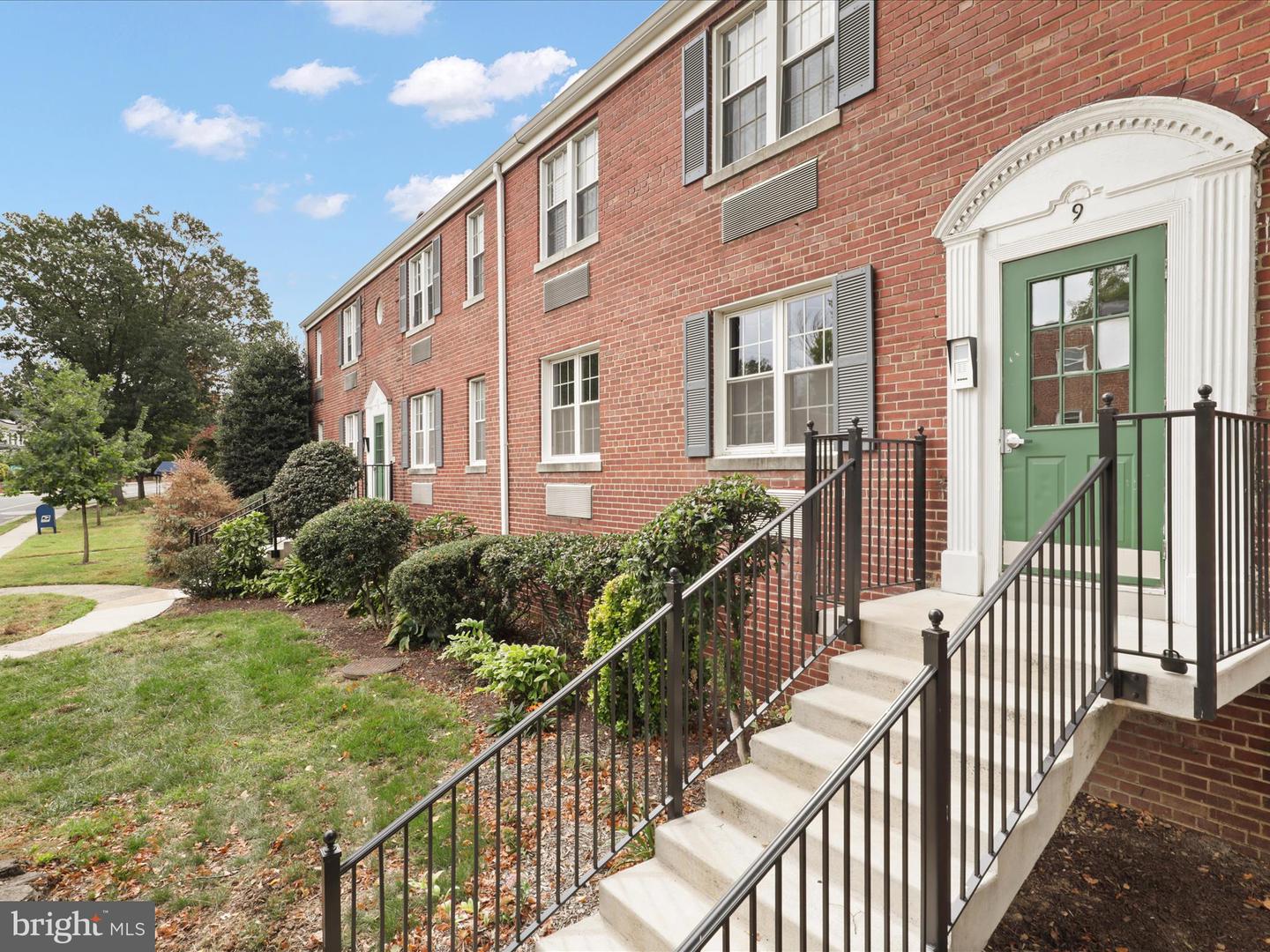 9 E GLEBE RD #C, ALEXANDRIA, Virginia 22305, 1 Bedroom Bedrooms, 5 Rooms Rooms,1 BathroomBathrooms,Residential,For sale,9 E GLEBE RD #C,VAAX2048492 MLS # VAAX2048492