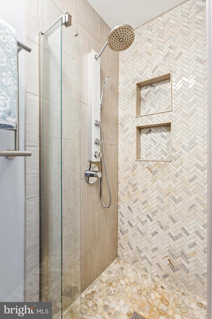 126 HILLSDALE DR, STERLING, Virginia 20164, 4 Bedrooms Bedrooms, 7 Rooms Rooms,2 BathroomsBathrooms,Residential,For sale,126 HILLSDALE DR,VALO2109524 MLS # VALO2109524