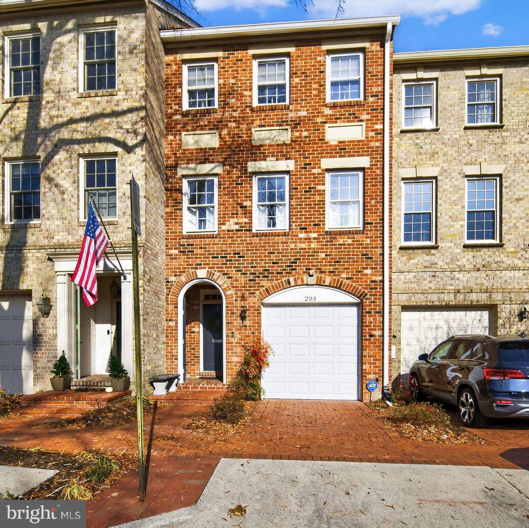 203 PRINCESS ST, ALEXANDRIA, Virginia 22314, 2 Bedrooms Bedrooms, ,2 BathroomsBathrooms,Residential,For sale,203 PRINCESS ST,VAAX2052178 MLS # VAAX2052178