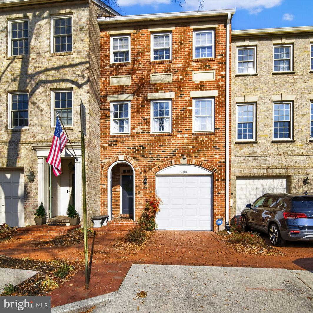203 PRINCESS ST, ALEXANDRIA, Virginia 22314, 2 Bedrooms Bedrooms, ,2 BathroomsBathrooms,Residential,For sale,203 PRINCESS ST,VAAX2052178 MLS # VAAX2052178