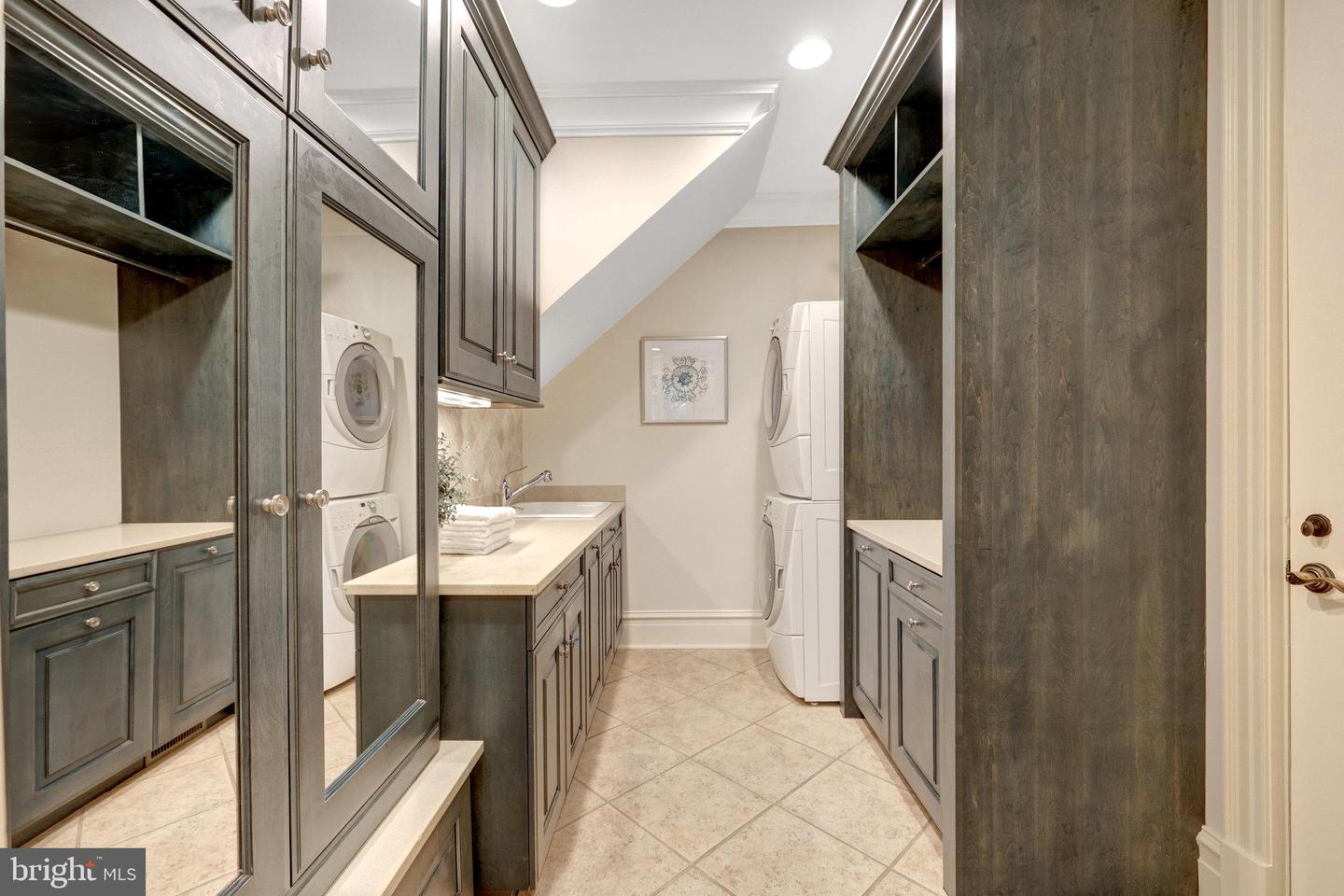 8014 GREENWICH WOODS DR, MCLEAN, Virginia 22102, 6 Bedrooms Bedrooms, ,4 BathroomsBathrooms,Residential,For sale,8014 GREENWICH WOODS DR,VAFX2282144 MLS # VAFX2282144 8014 GREENWICH WOODS DR, MCLEAN, Virginia 22102, 6 Bedrooms Bedrooms, ,4 BathroomsBathrooms,Residential,For sale,8014 GREENWICH WOODS DR,VAFX2282144 MLS # VAFX2282144