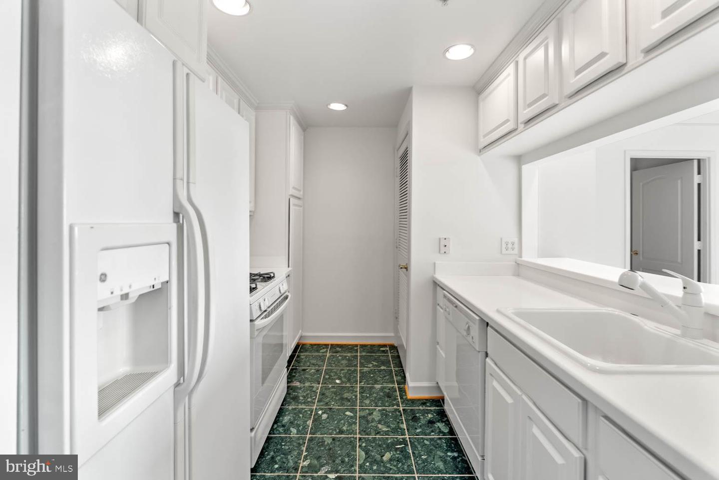 901 N MONROE ST #1414, ARLINGTON, Virginia 22201, 2 Bedrooms Bedrooms, 4 Rooms Rooms,1 BathroomBathrooms,Residential,For sale,901 N MONROE ST #1414,VAAR2066076 MLS # VAAR2066076