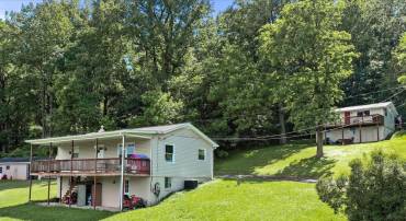 37 AND 41 HEADWATERS RD, CHESTER GAP, Virginia 22623, 5 Bedrooms Bedrooms, ,4 BathroomsBathrooms,Residential,For sale,37 AND 41 HEADWATERS RD,VARP2002142 MLS # VARP2002142