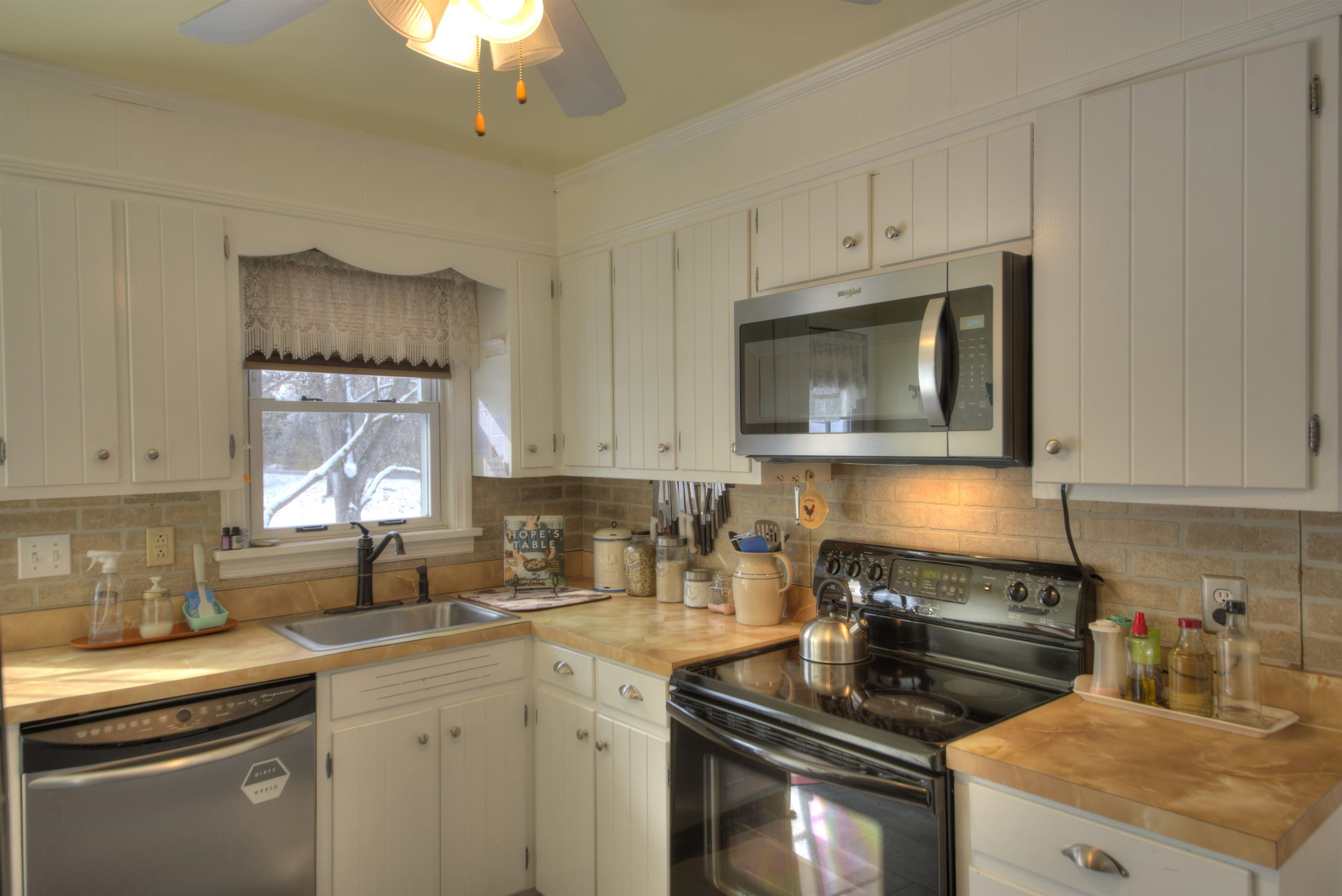 7011 SOUTH EAST SIDE HWY, ELKTON, Virginia 22827, 4 Bedrooms Bedrooms, ,2 BathroomsBathrooms,Residential,7011 SOUTH EAST SIDE HWY,671802 MLS # 671802 7011 SOUTH EAST SIDE HWY, ELKTON, Virginia 22827, 4 Bedrooms Bedrooms, ,2 BathroomsBathrooms,Residential,7011 SOUTH EAST SIDE HWY,671802 MLS # 671802