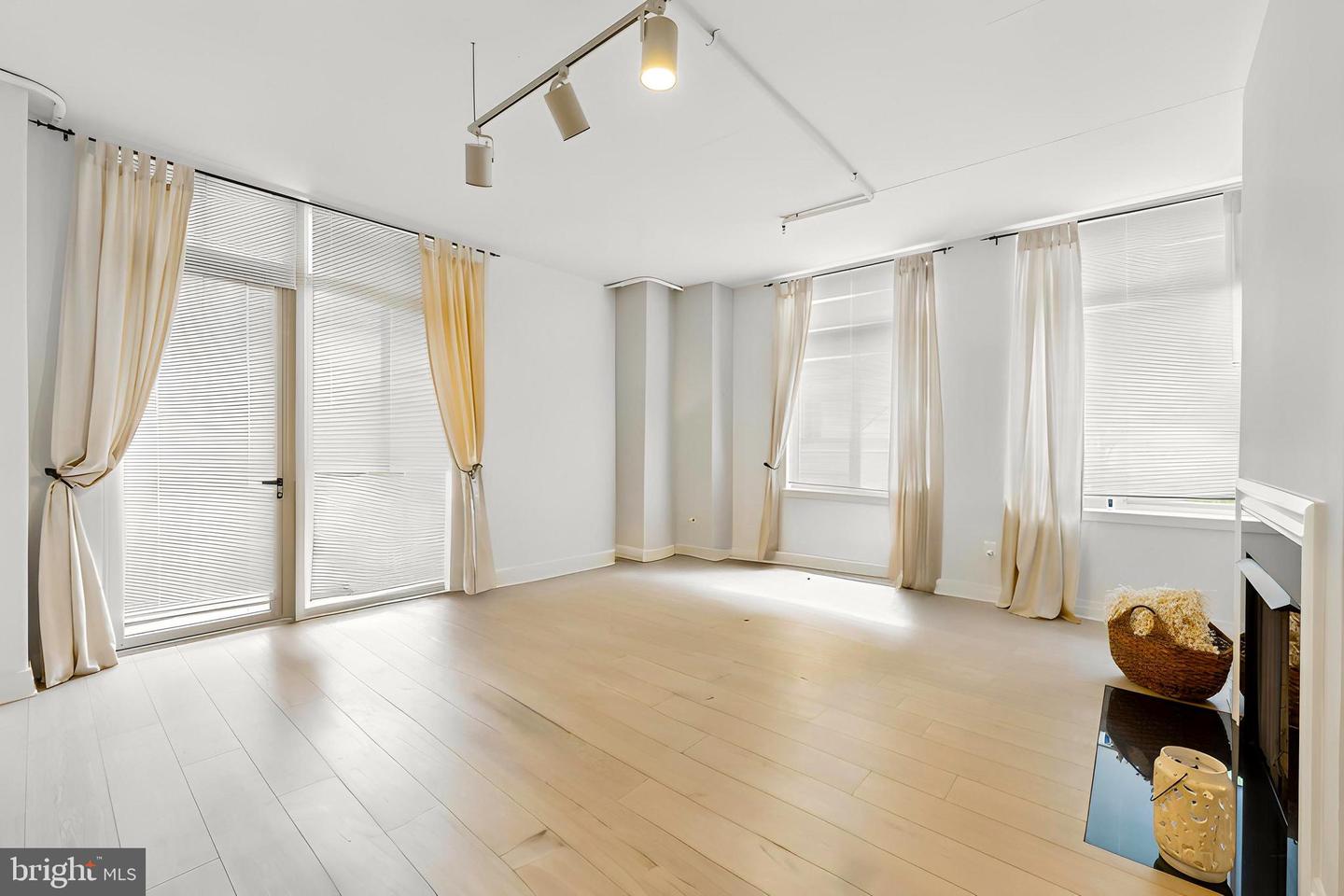 4490 MARKET COMMONS DR #202, FAIRFAX, Virginia 22033, 2 Bedrooms Bedrooms, ,2 BathroomsBathrooms,Residential,For sale,4490 MARKET COMMONS DR #202,VAFX2272916 MLS # VAFX2272916 4490 MARKET COMMONS DR #202, FAIRFAX, Virginia 22033, 2 Bedrooms Bedrooms, ,2 BathroomsBathrooms,Residential,For sale,4490 MARKET COMMONS DR #202,VAFX2272916 MLS # VAFX2272916