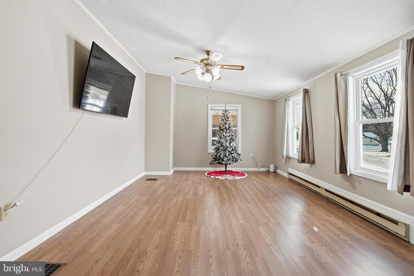 25-A S BERLIN PIKE, LOVETTSVILLE, Virginia 20180, 2 Bedrooms Bedrooms, ,3 BathroomsBathrooms,Residential,For sale,25-A S BERLIN PIKE,VALO2112288 MLS # VALO2112288