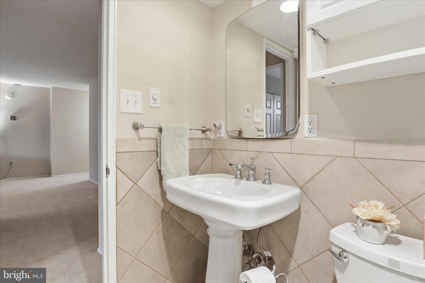 4600 S FOUR MILE RUN DR #207, ARLINGTON, Virginia 22204, 1 Bedroom Bedrooms, 5 Rooms Rooms,1 BathroomBathrooms,Residential,For sale,4600 S FOUR MILE RUN DR #207,VAAR2066872 MLS # VAAR2066872 4600 S FOUR MILE RUN DR #207, ARLINGTON, Virginia 22204, 1 Bedroom Bedrooms, 5 Rooms Rooms,1 BathroomBathrooms,Residential,For sale,4600 S FOUR MILE RUN DR #207,VAAR2066872 MLS # VAAR2066872