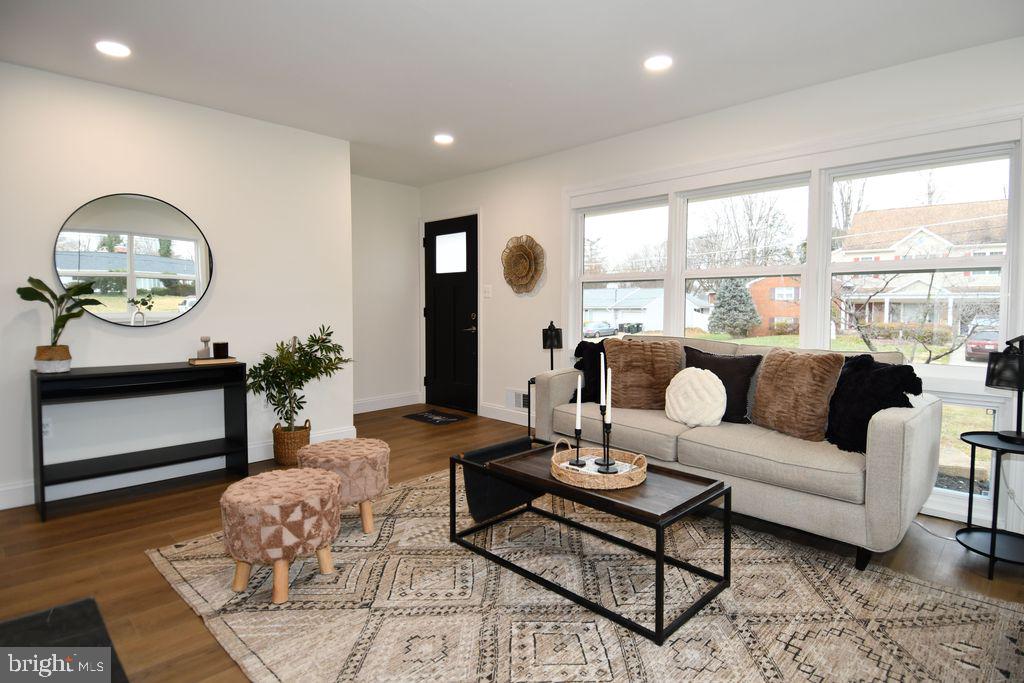 7407 KELVIN PL, SPRINGFIELD, Virginia 22151, 5 Bedrooms Bedrooms, ,3 BathroomsBathrooms,Residential,For sale,7407 KELVIN PL,VAFX2278350 MLS # VAFX2278350 7407 KELVIN PL, SPRINGFIELD, Virginia 22151, 5 Bedrooms Bedrooms, ,3 BathroomsBathrooms,Residential,For sale,7407 KELVIN PL,VAFX2278350 MLS # VAFX2278350