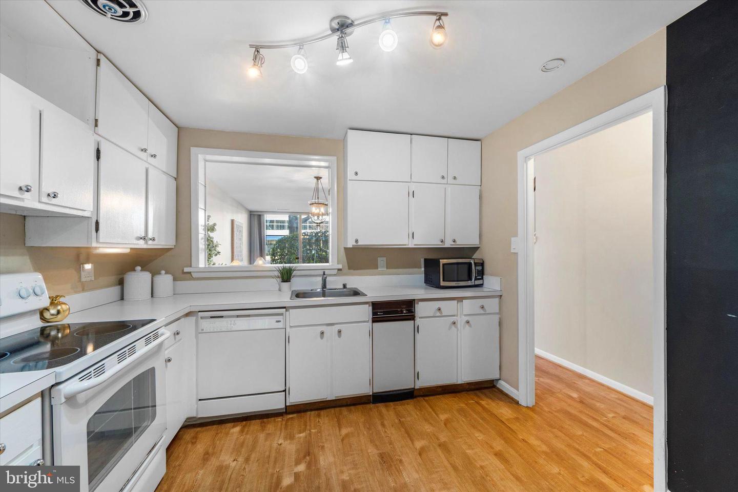 624 15TH ST S #1, ARLINGTON, Virginia 22202, 2 Bedrooms Bedrooms, ,2 BathroomsBathrooms,Residential,For sale,624 15TH ST S #1,VAAR2066268 MLS # VAAR2066268