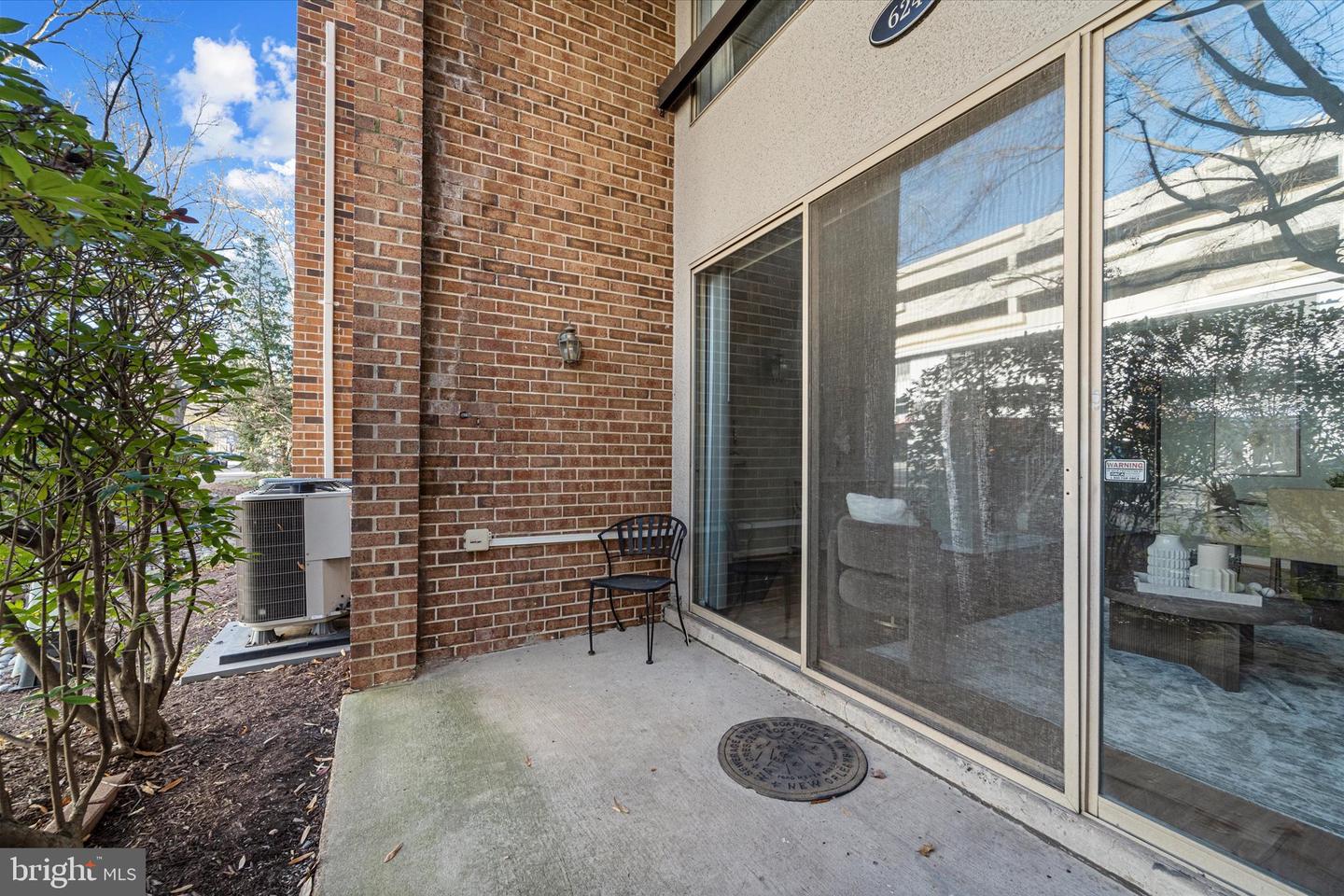 624 15TH ST S #1, ARLINGTON, Virginia 22202, 2 Bedrooms Bedrooms, ,2 BathroomsBathrooms,Residential,For sale,624 15TH ST S #1,VAAR2066268 MLS # VAAR2066268