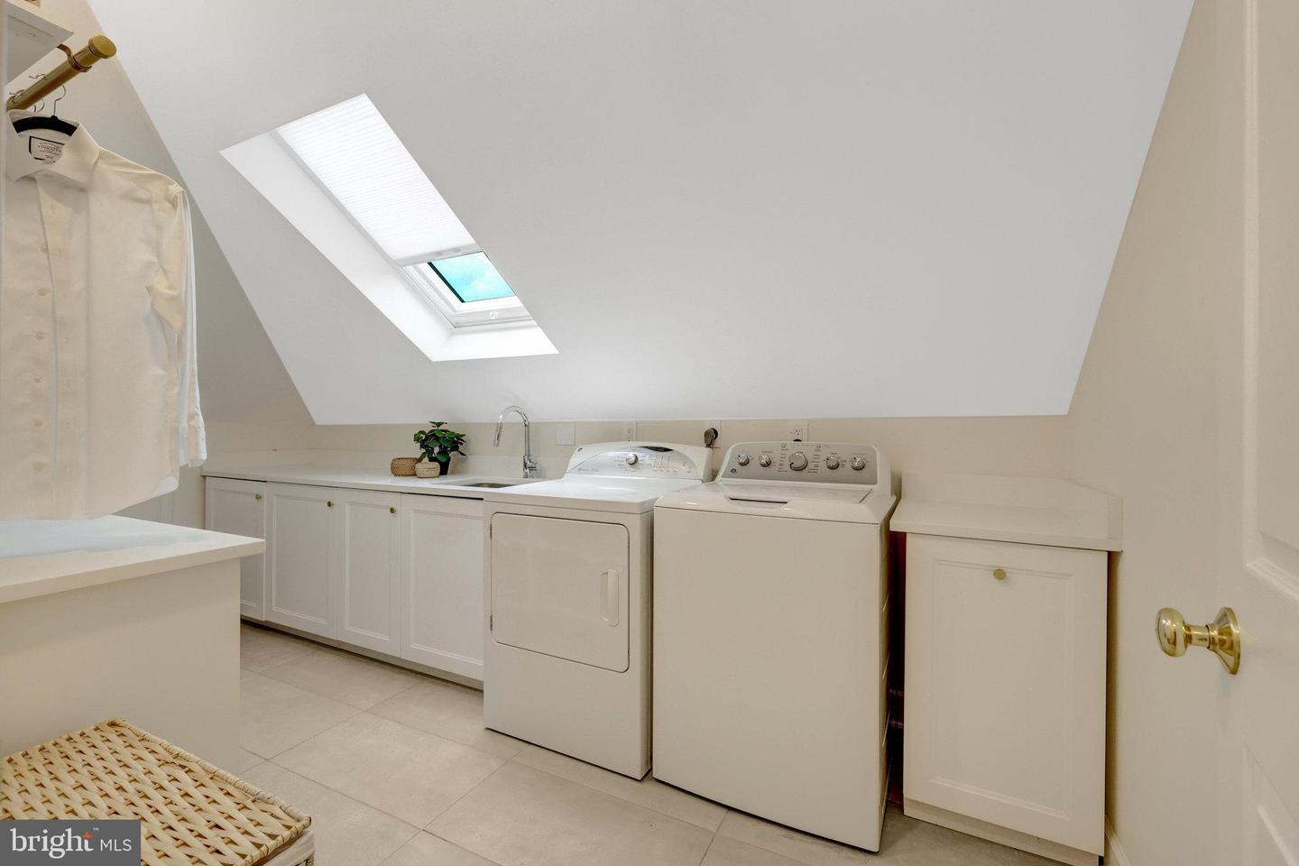 6305 DUNAWAY CT, MCLEAN, Virginia 22101, 6 Bedrooms Bedrooms, ,6 BathroomsBathrooms,Residential,For sale,6305 DUNAWAY CT,VAFX2266276 MLS # VAFX2266276 6305 DUNAWAY CT, MCLEAN, Virginia 22101, 6 Bedrooms Bedrooms, ,6 BathroomsBathrooms,Residential,For sale,6305 DUNAWAY CT,VAFX2266276 MLS # VAFX2266276