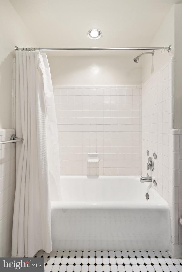 3901 CONNECTICUT AVE NW #406, WASHINGTON, District Of Columbia 20008, 1 Bedroom Bedrooms, ,1 BathroomBathrooms,Residential,For sale,3901 CONNECTICUT AVE NW #406,DCDC2204098 MLS # DCDC2204098